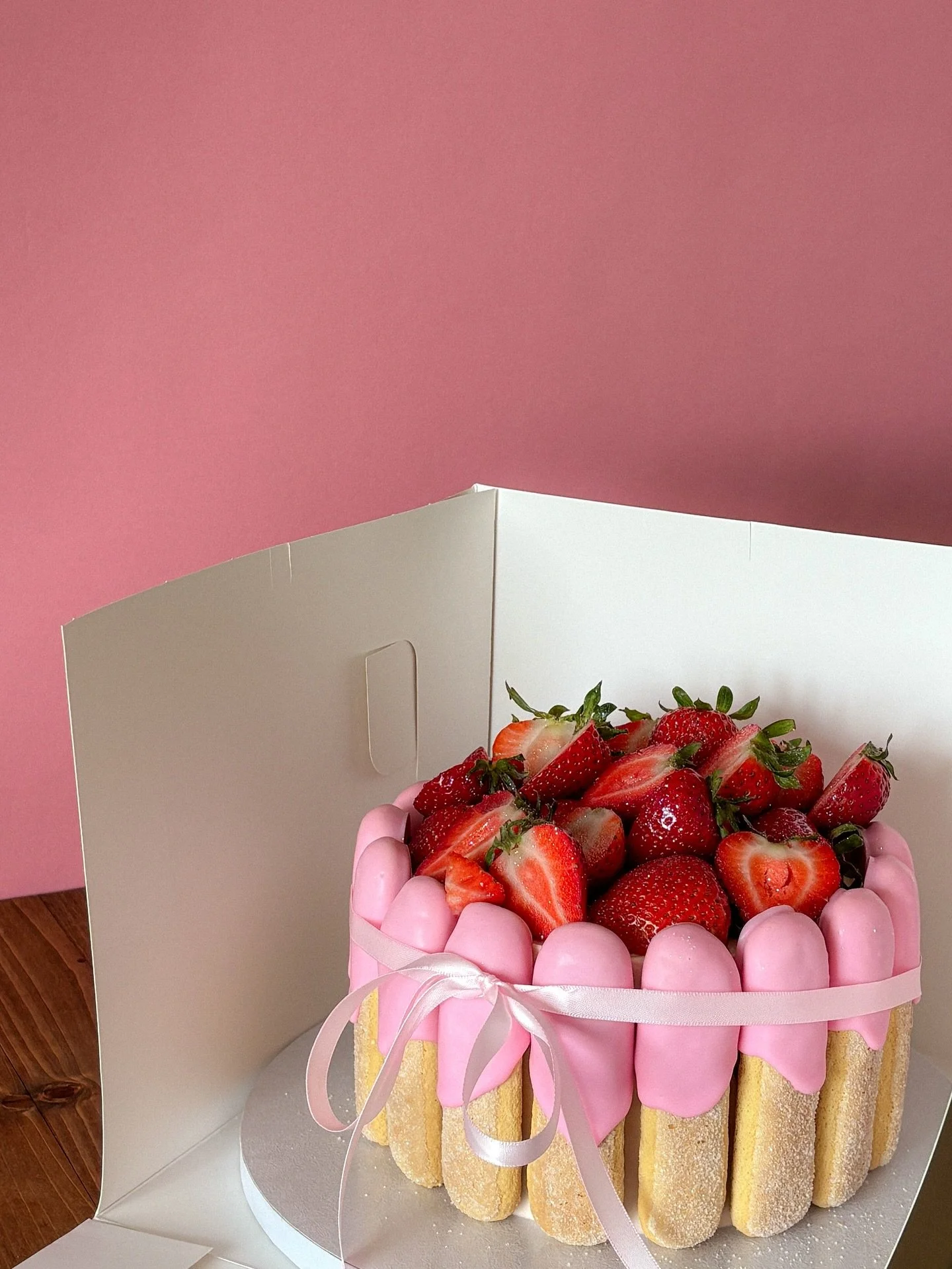 Strawberry shortcake vibes with tiramisu cookies! ☕️🍰
.
.
.
.
#elpasocakes #dippedbyjesz #tiramisucookies #tiramis&uacute; #strawberrycake #cakegram #cake #berrycake