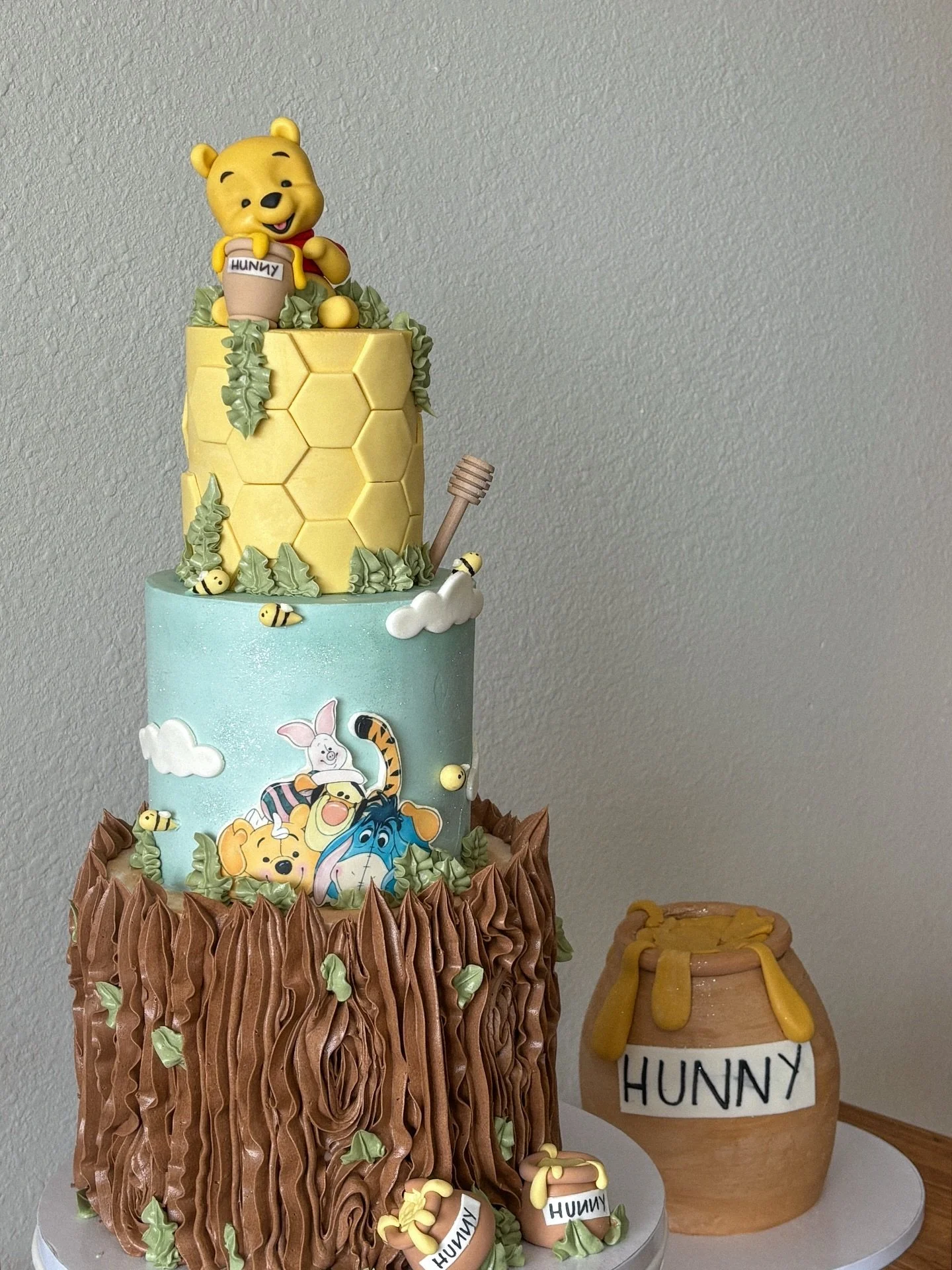 Can&rsquo;t have your Winnie the Pooh cake w out his honey pot!! 🍯🐝🤎
.
.
.
.
.
#winniethepooh #winniethepoohcake #honeypotcake #elpasocakes #915cakes #honeycake #poohcake