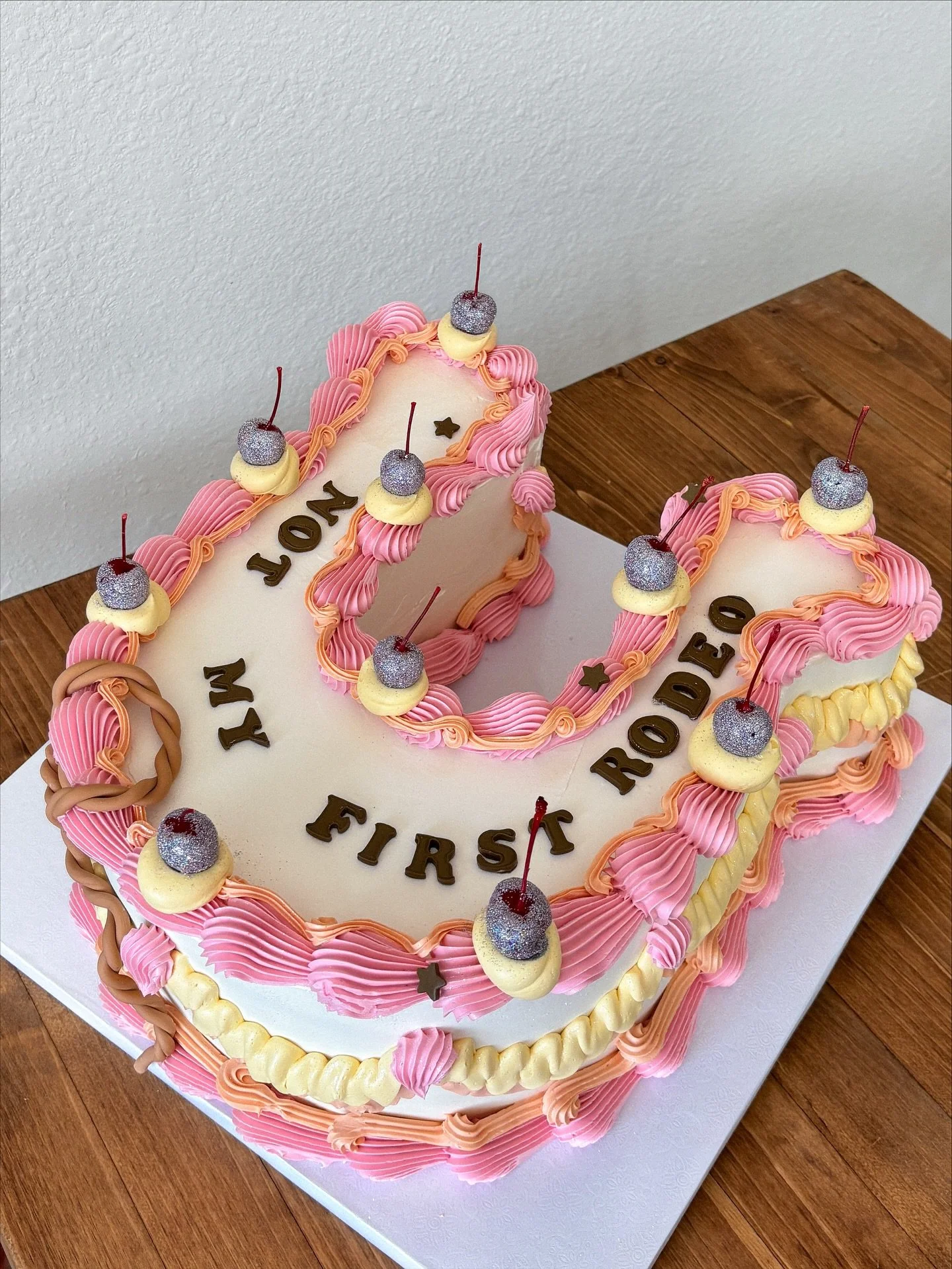 Not her first rodeo 🐴🌵🩷
The perf vintage western cake!! ⭐️
.
.
.
.
.
#westerncake #elpasocakes #vintagecake #vintagepiping #horseshoecake #cowgirlcake #westernbirthday #cowgirlbirthday #915cakes #dippedbyjesz #notmyfirstrodeo