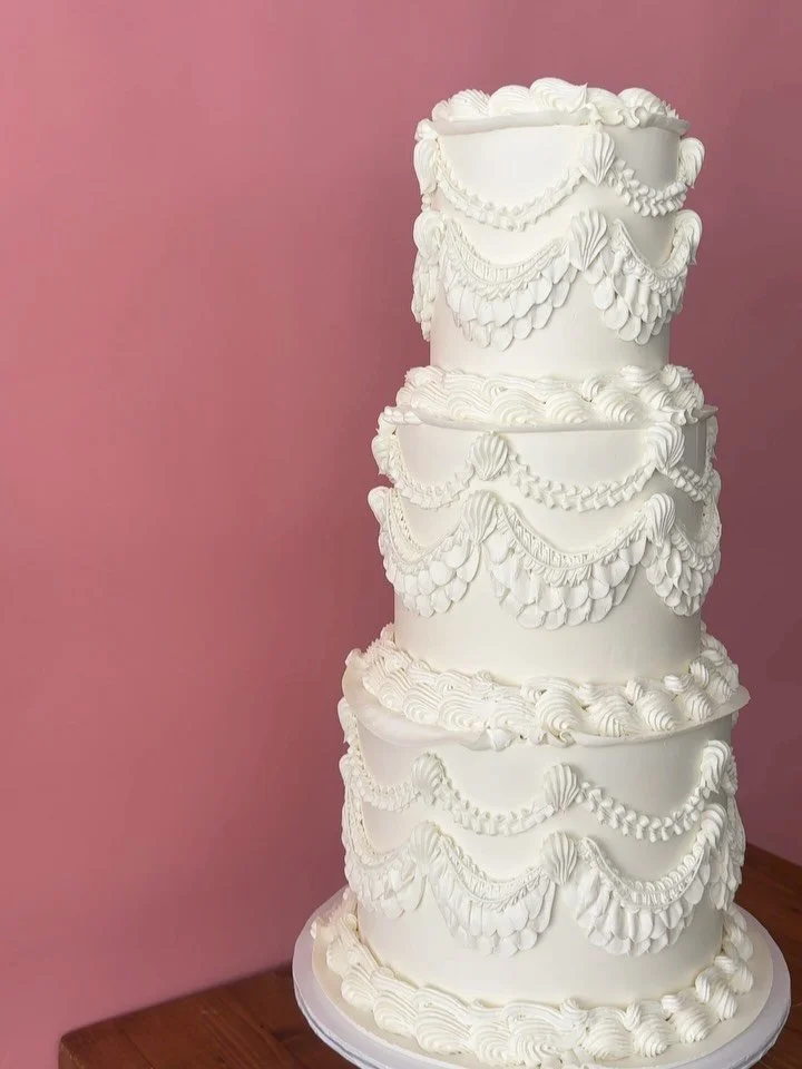 loving wedding season! ☁️🫧💍🤍
.
.
.
.
.
#elpasocakes #wedding #weddingcakes #elpasowedding #vintagecakes #weddingvintage #cakes #cakephotography