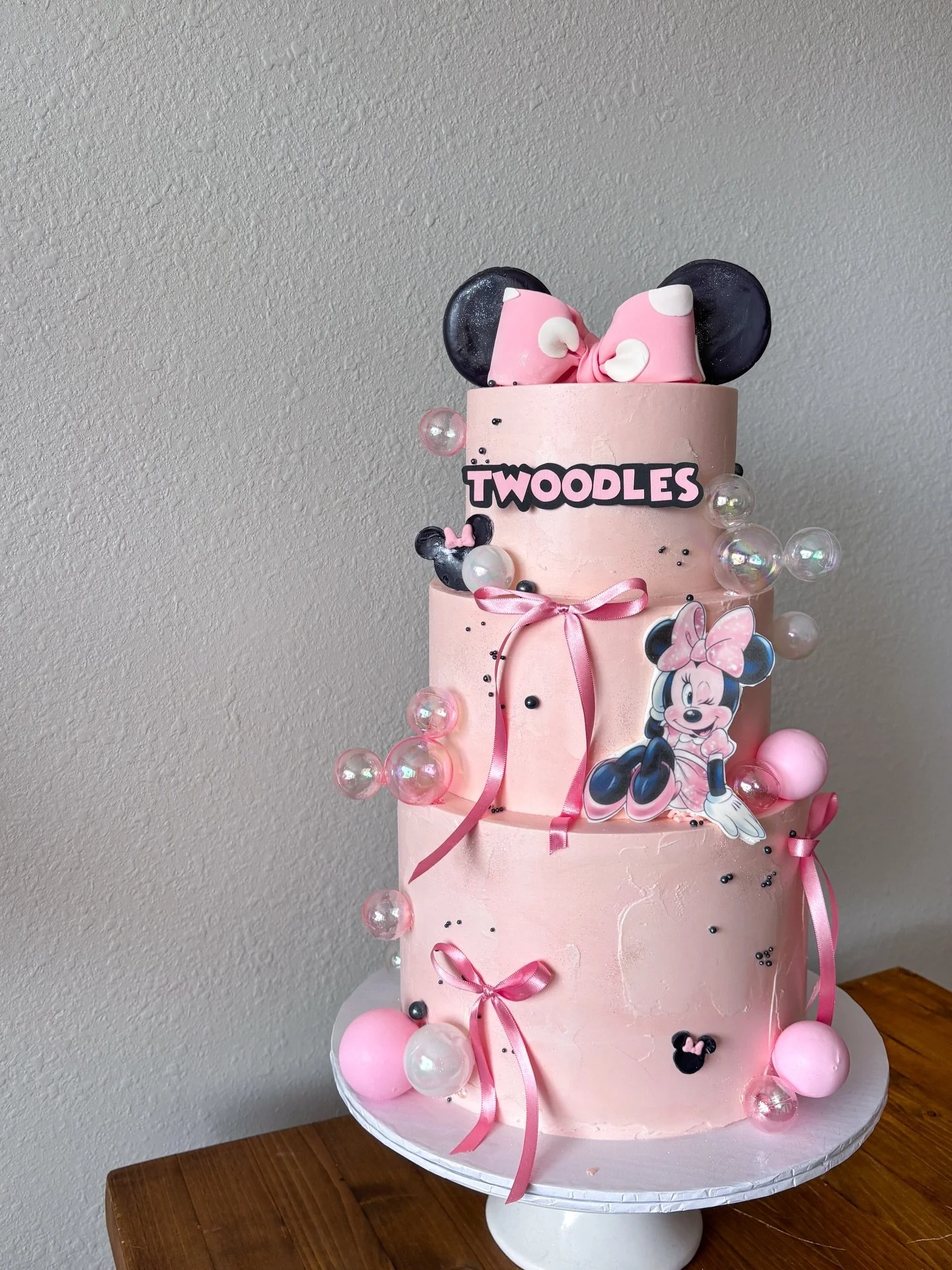 At times, the little ideas I have when sketching cakes may not workout but I&rsquo;ll always make it work!! ⭐️ 

The floating Mickey heads were too heavy to stay up alone. Quick plan b was to make Mickey &ldquo;balloons&rdquo; and I highkey loved it 