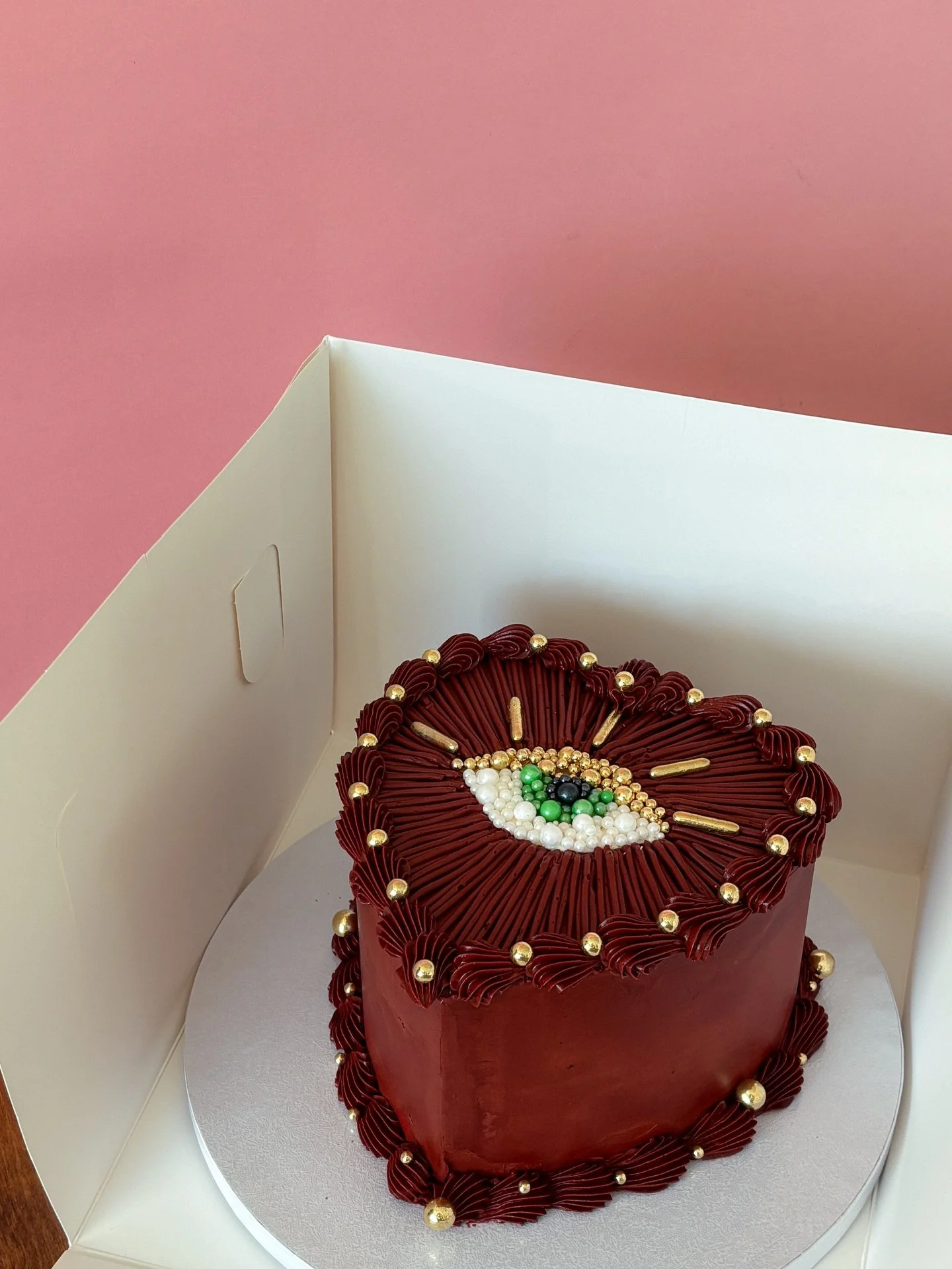 keeping the eye on the cake 👁️✨❤️&zwj;🔥
.
.
.
#eyecake #elpasocakes #heartcake