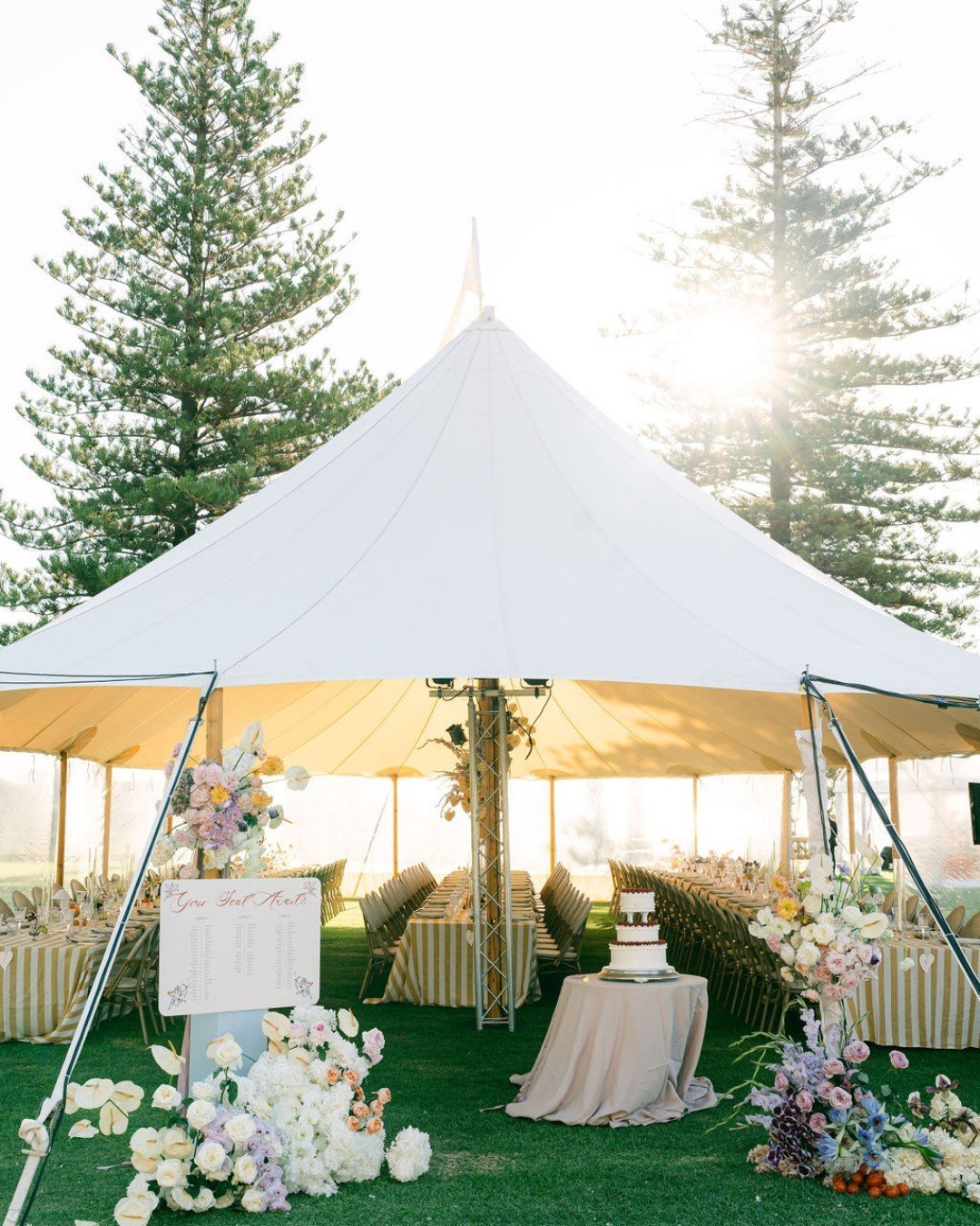 Take us back to Elizabeth + Zivarn&rsquo;s stunning day - with our Sperry Tent in its full golden hour glory 🌻
ㅤ
// Created by the talented team //
&mdash;--------------------------------------------
Photography by @_westerly
Florals @hellocharlotte