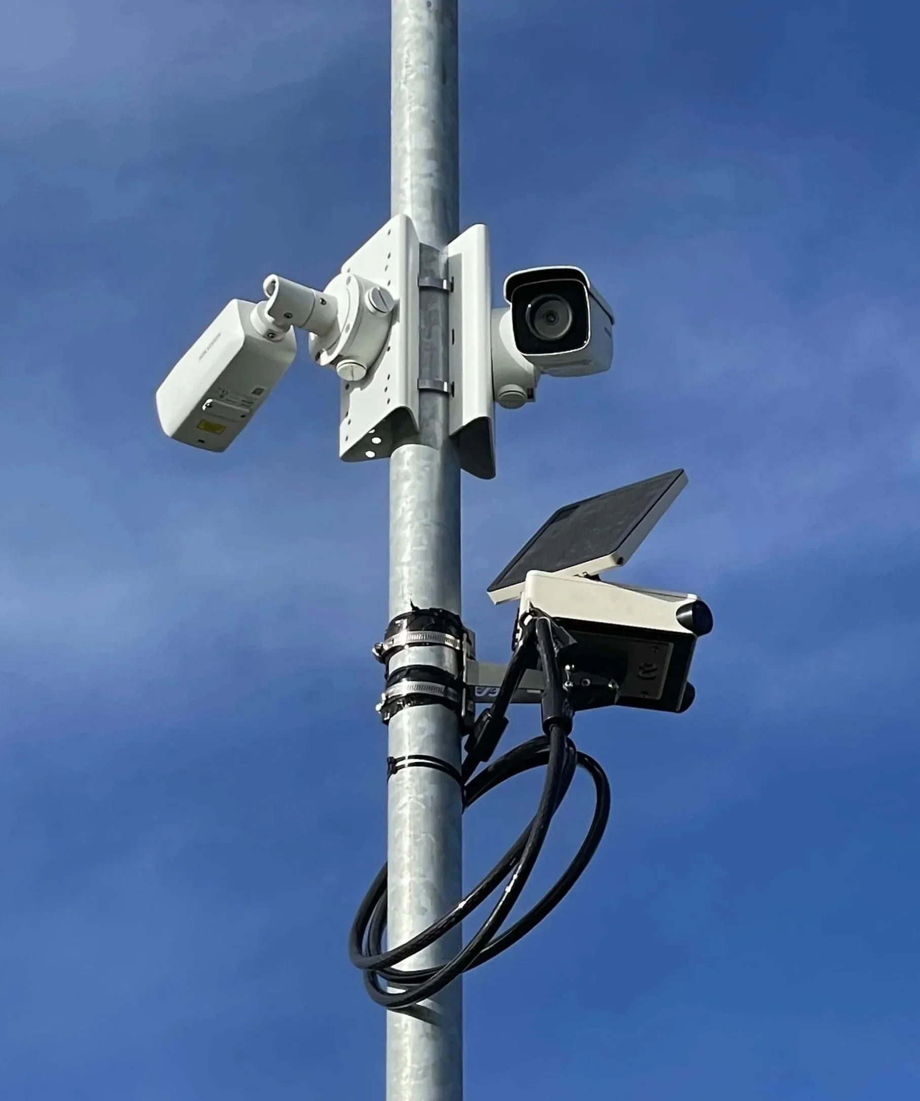 An image of a site camera and the enlpas tikee 2 for progress monitoring