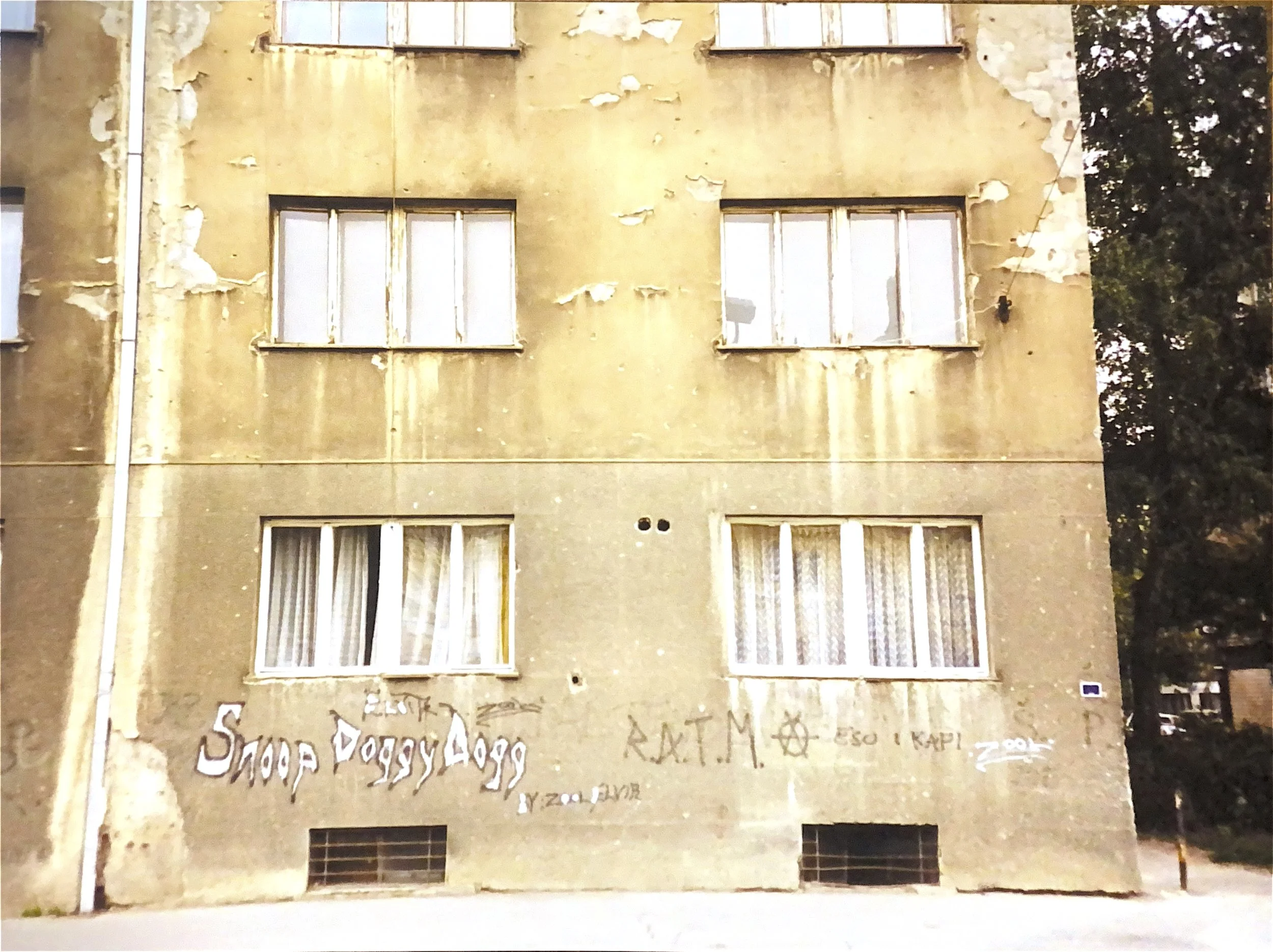 1997-9 U2 in Sarajevo.jpg