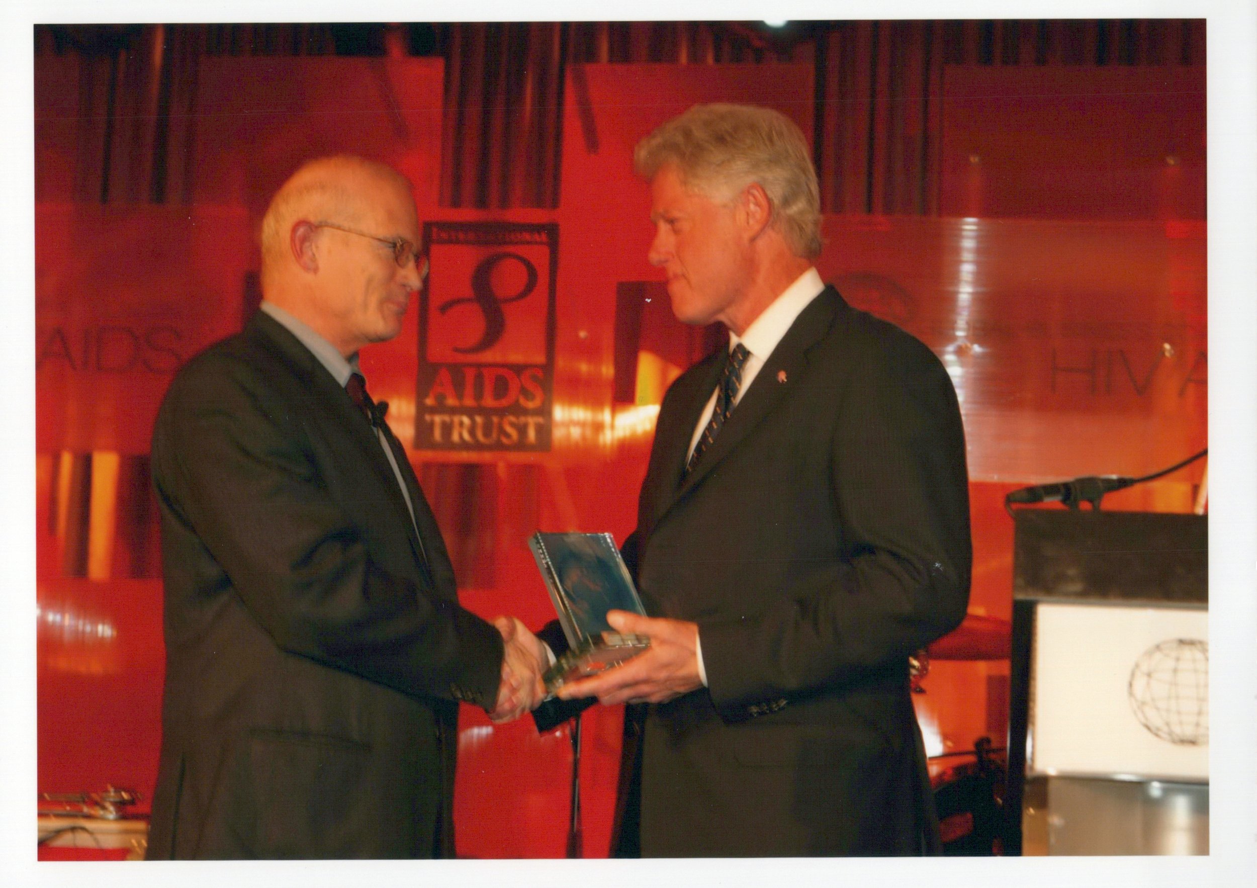 Bill Clinton presenting Bill Roedy with the Award for Individual Business Leadership in 2002 at the Global Business Coalition Awards