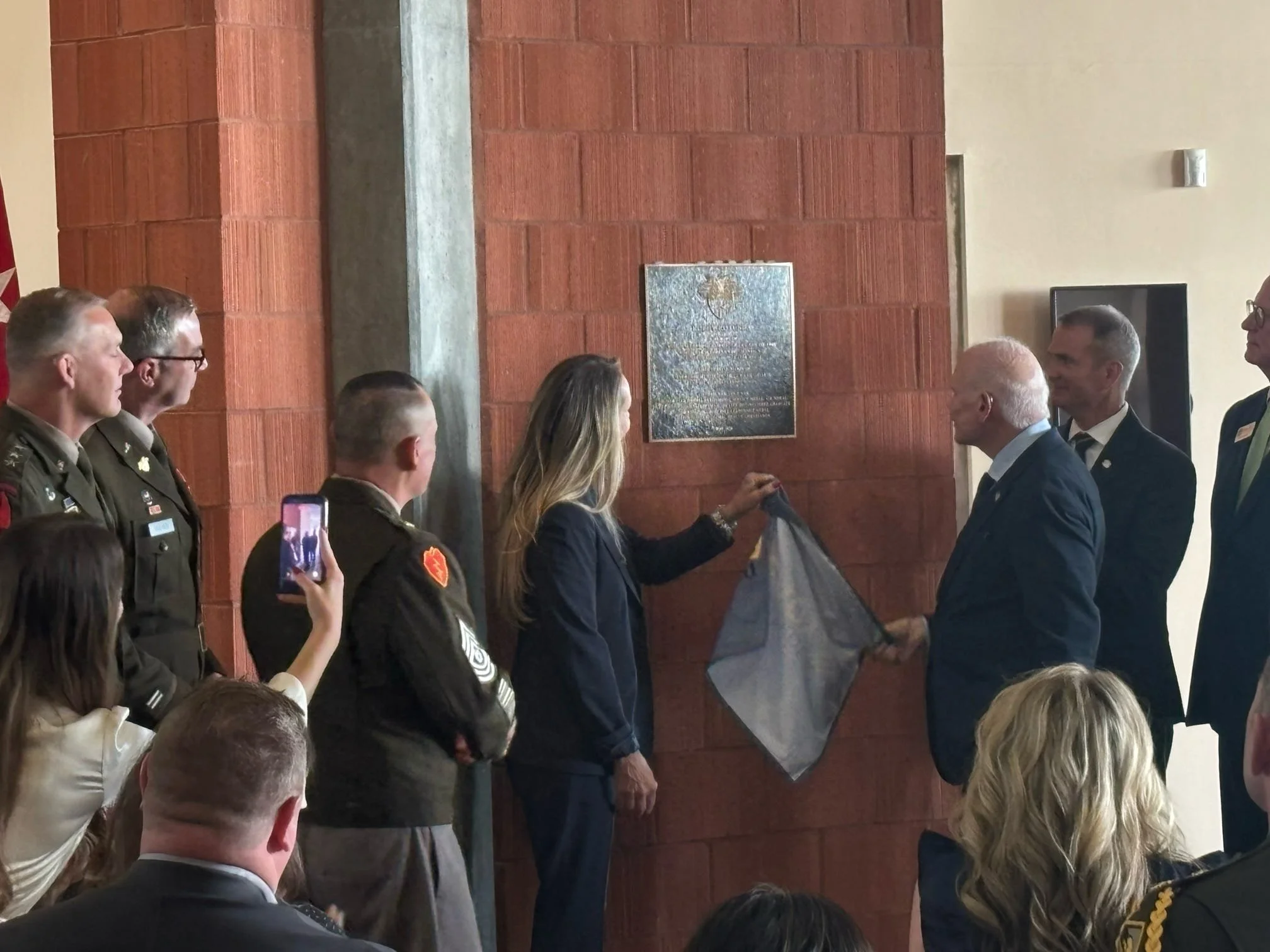 Bill and Alex Roedy unveiling the plaque which is dedicated to Bill and his father, Colonel William H. Roedy Sr. ’40, who was also a West Point graduate and a veteran of WWII and the Korean and Vietnam wars.