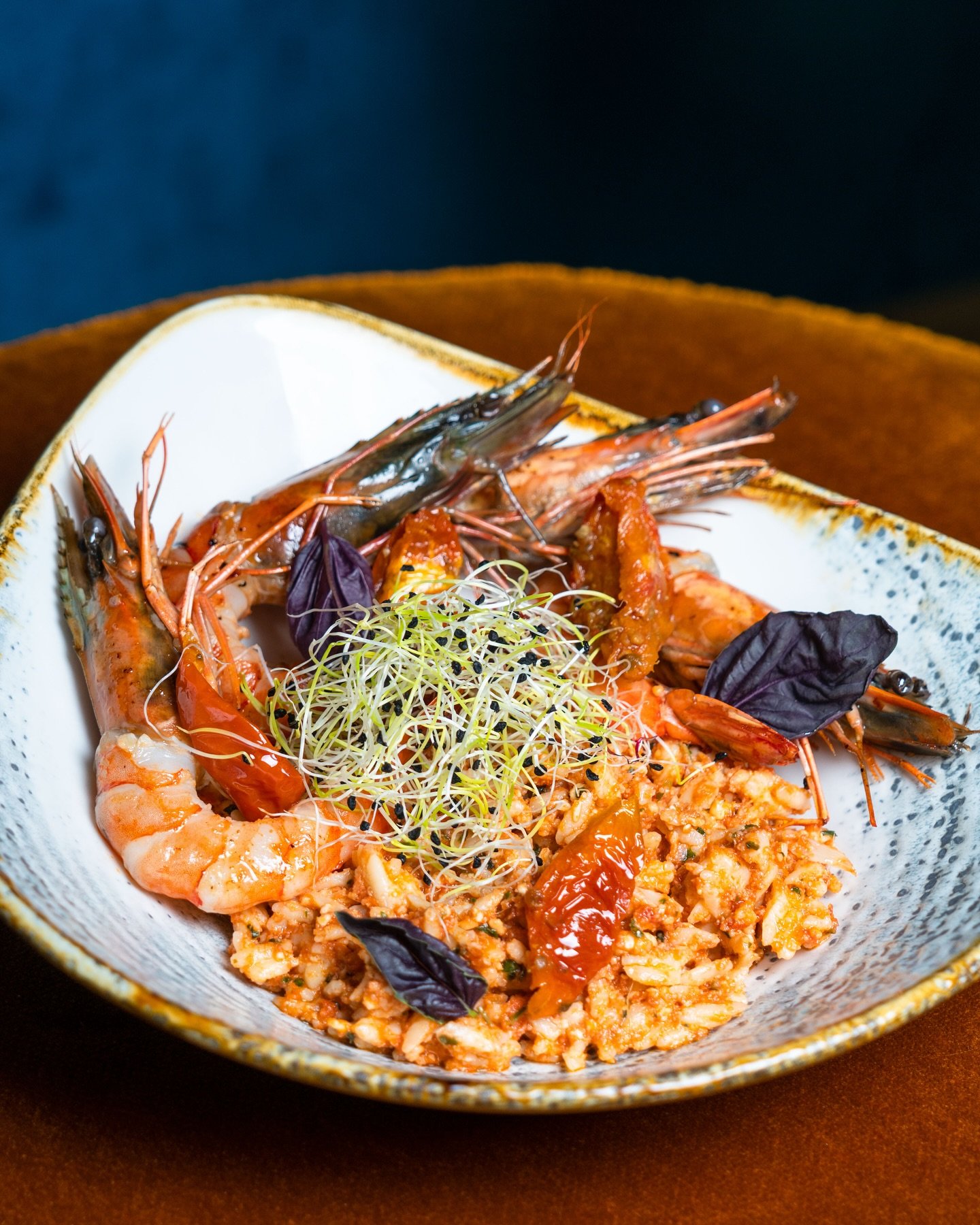 D&eacute;couvrez notre risotto aux crevettes, sublim&eacute; par un coulis de carottes onctueux et des baby poivrons fondants. Un &eacute;quilibre parfait de saveurs et de textures qui vous transporte de la mer &agrave; l&rsquo;assiette ! 🍤🥕✨

📸 @