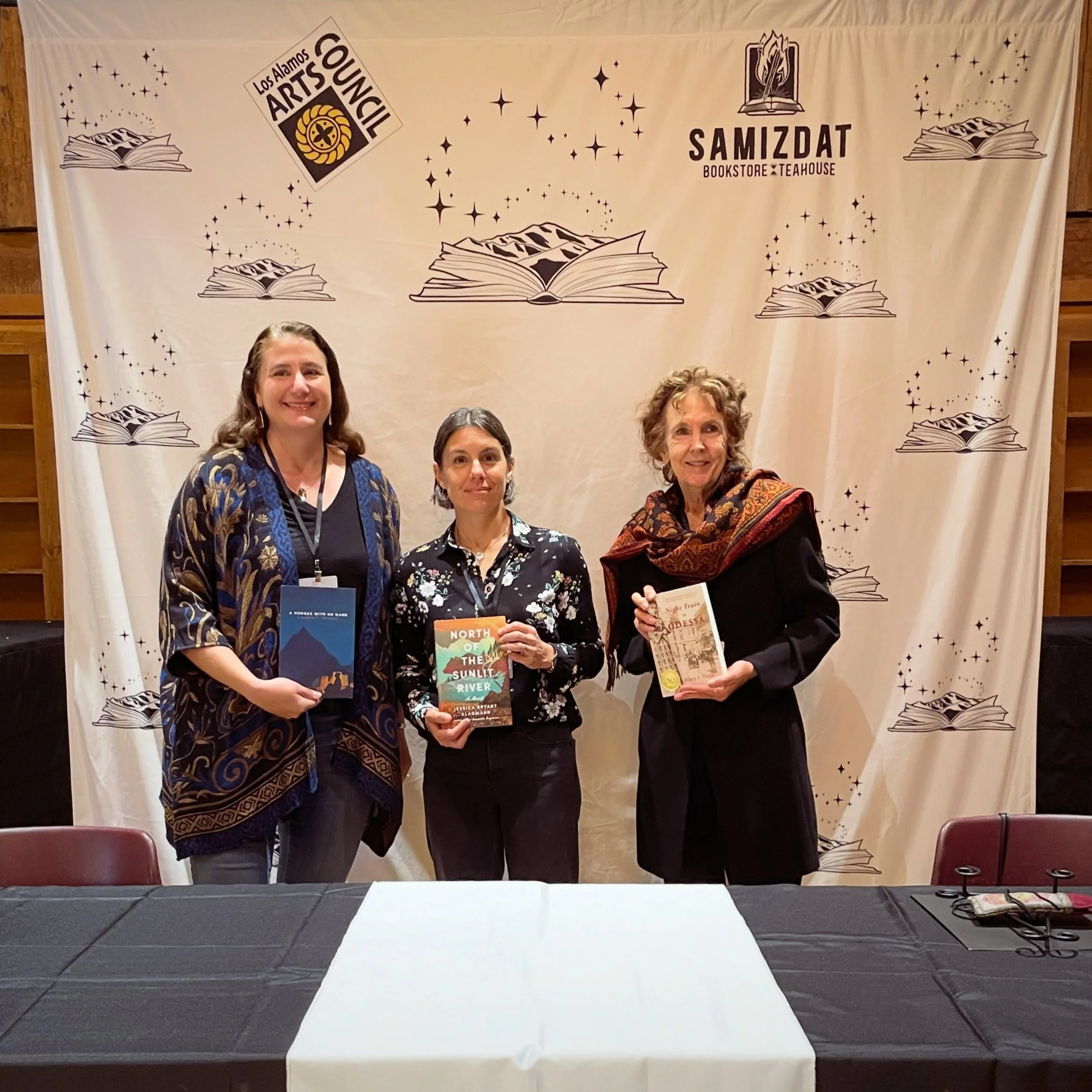 Had such a great time on this panel, discussing writing process and the value of speculative fiction with @lteffeau and Mary Grow for Pajarito Lit Fest. 

Book signings today and tomorrow, so come see us @samizdat_bookstore 📚

👏 @laac_flac
