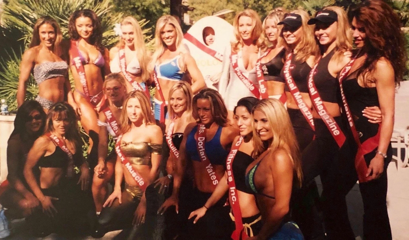 Olympia Weekend Expo @ 2002 - large gathering of the Female Athletes from the various Exhibitor Booths.
Can you name us all?😂
That's me standing far right of pic.