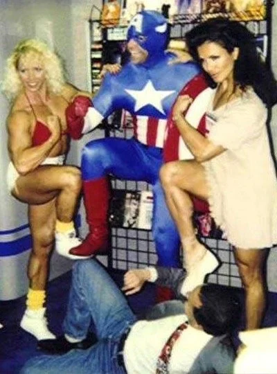 Comic-Con San Diego 🎉 
Debbie Muggli, Captain America and Sharon Bruneau
Forget who the "man down" is but I think he was caught peeking up my dress!😂