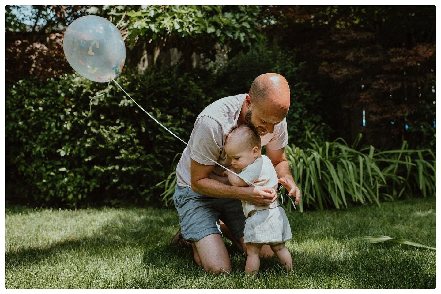 Don&rsquo;t look up 😎☀️

#familyphotography #candidfamilyphotographer #torontofamilyphotographer #familyphotographertoronto #storytellingfamilyphotography