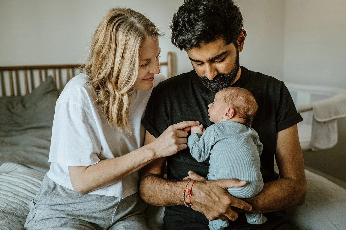 new baby photo session at home with mom and dad
