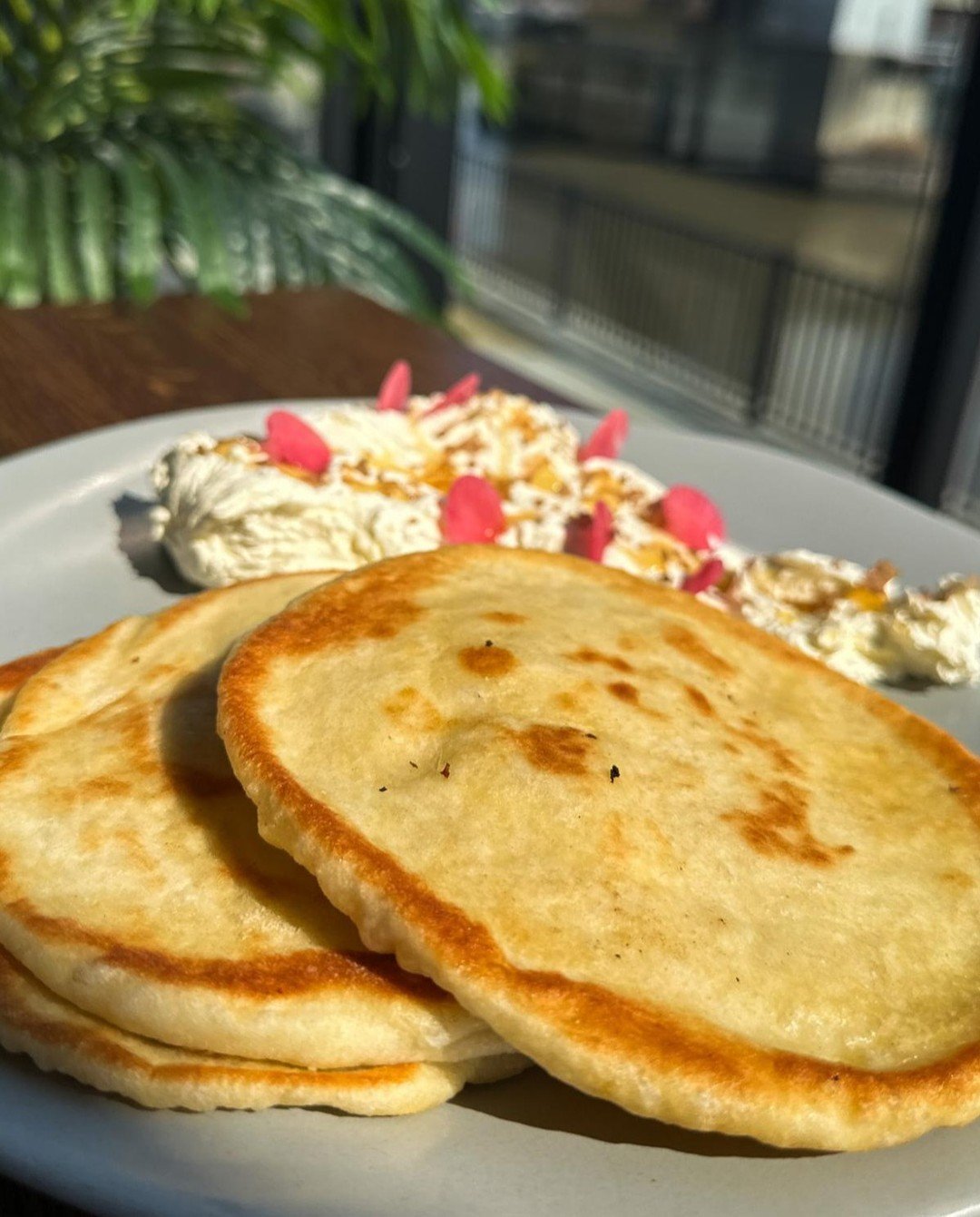 Housemade pita griddled fresh to order 👌🏻

Top it, smear it or dip it in our incredible whipped butter, topped with honey, smoked sea salt and radishes.

#primaryfoodgroup #seasmokegrill #cocktails #oysters #upstatenewyork #518 #upstateny #troyny #