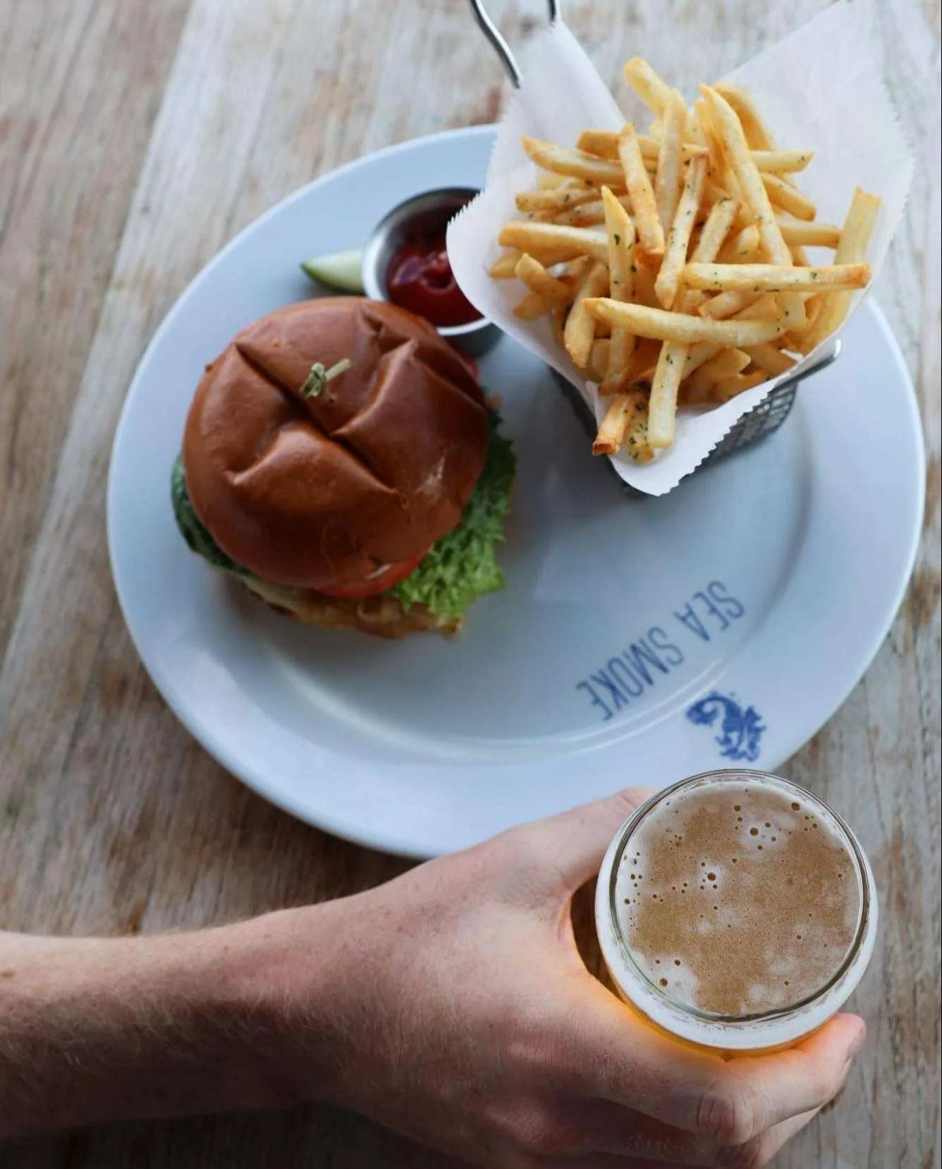 TGIF: a cold beer + a juicy burger = perfection 🍔
