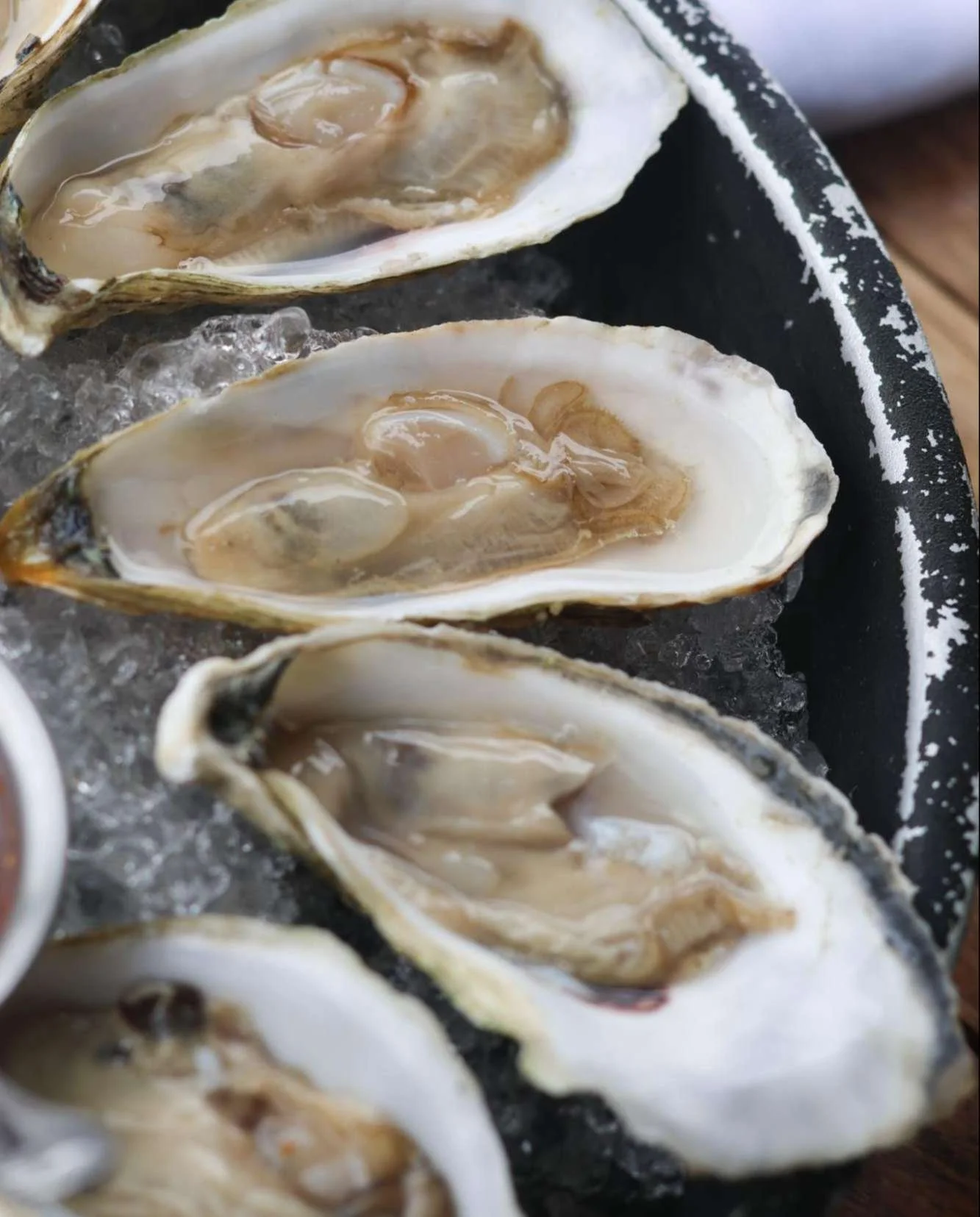 Your mid-week reset is calling 🦪

Enjoy $1.50 chef-selected oysters at the bar or in the dining room, starting at 5 PM.