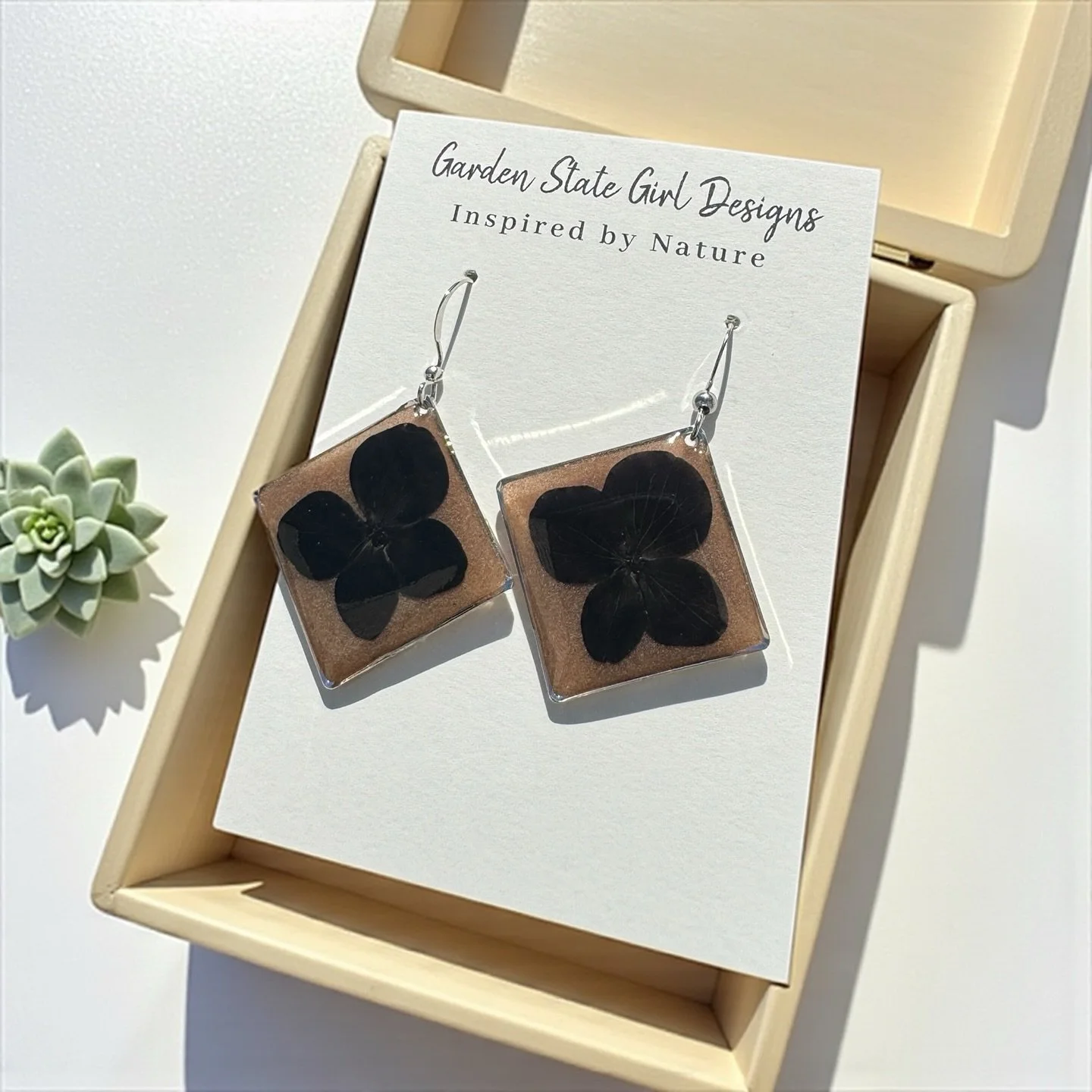 #botanical #wearableart #gardenstate #hypoallergenic #unique #oneofakind #gardenstate #jewelry #earrings #necklaces #bracelets #hairaccessories #bookmarks #suncatchers #crafts #realflowerjewelry
#birthmonthflowers #flowerrings #shopsmall #floralframe