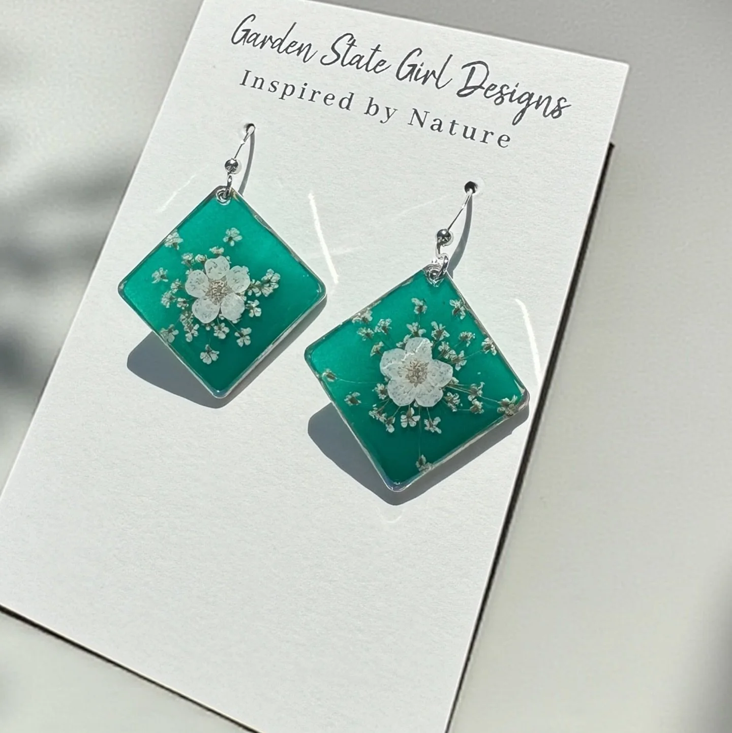 #botanical #wearableart #gardenstate #hypoallergenic #unique #oneofakind #gardenstate #jewelry #earrings #necklaces #bracelets #hairaccessories #bookmarks #suncatchers #crafts #realflowerjewelry
#birthmonthflowers #flowerrings #shopsmall #floralframe