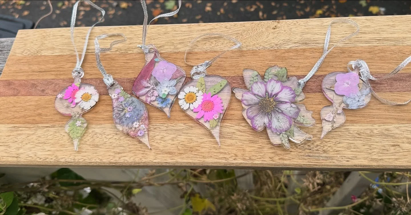 I can&rsquo;t believe I&rsquo;m already getting holiday orders! Yet, here we are, and I&rsquo;m grateful. 

Be sure to check out my website for all new items this season!

Birth flower ornaments, make great gifts 🌸💕

https://www.gardenstategirldesi