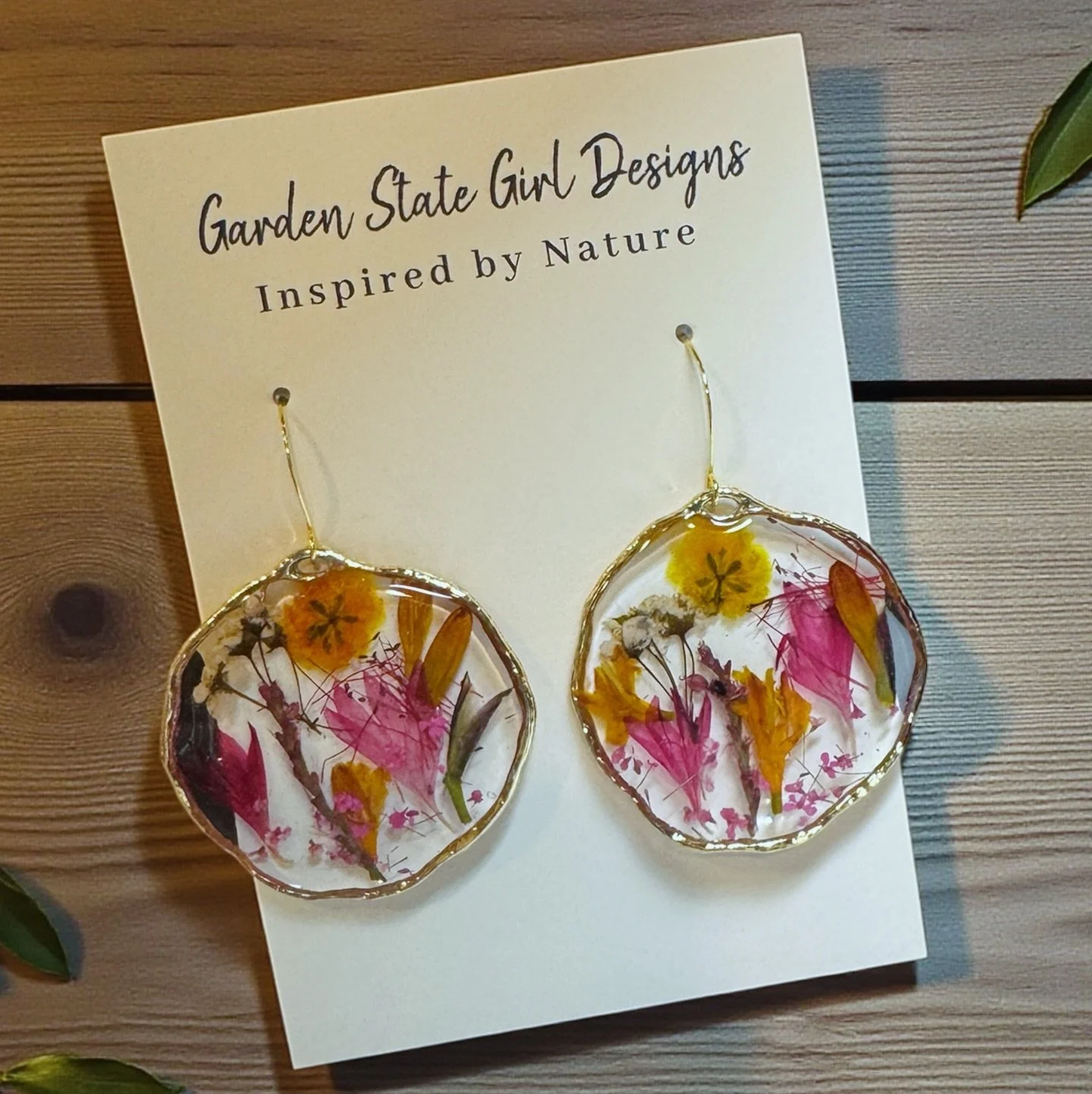 #botanical #wearableart #gardenstate #hypoallergenic #unique #oneofakind #gardenstate #jewelry #earrings #necklaces #bracelets #hairaccessories #bookmarks #suncatchers #crafts #realflowerjewelry
#birthmonthflowers #flowerrings #shopsmall #floralframe