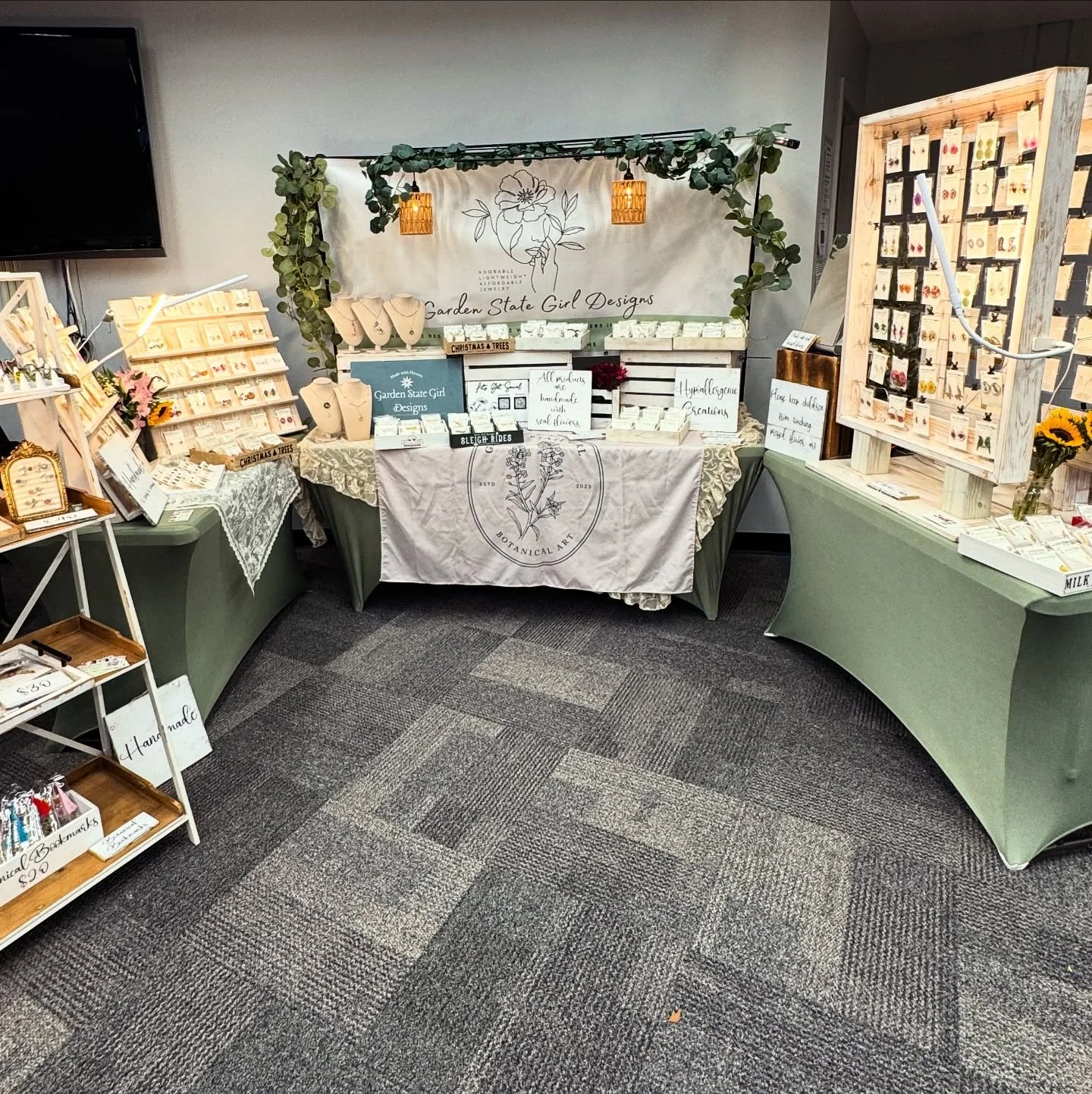 We had a wonderful experience at @grannysatticcraftshow. For the past couple of years people have been telling me to apply to this show and I&rsquo;m so grateful to all of you who look out for me and those of you who come out to support my small biz.