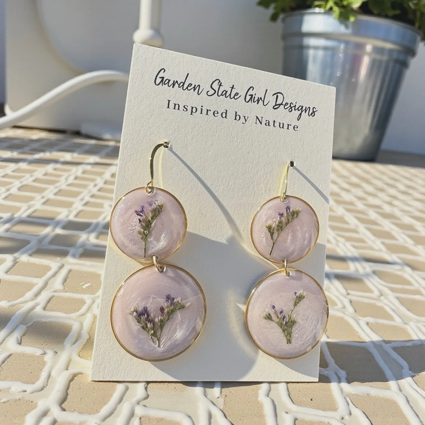 #botanical #wearableart #gardenstate #hypoallergenic #unique #oneofakind #gardenstate #jewelry #earrings #necklaces #bracelets #hairaccessories #bookmarks #suncatchers #crafts #realflowerjewelry
#birthmonthflowers #flowerrings #shopsmall #floralframe