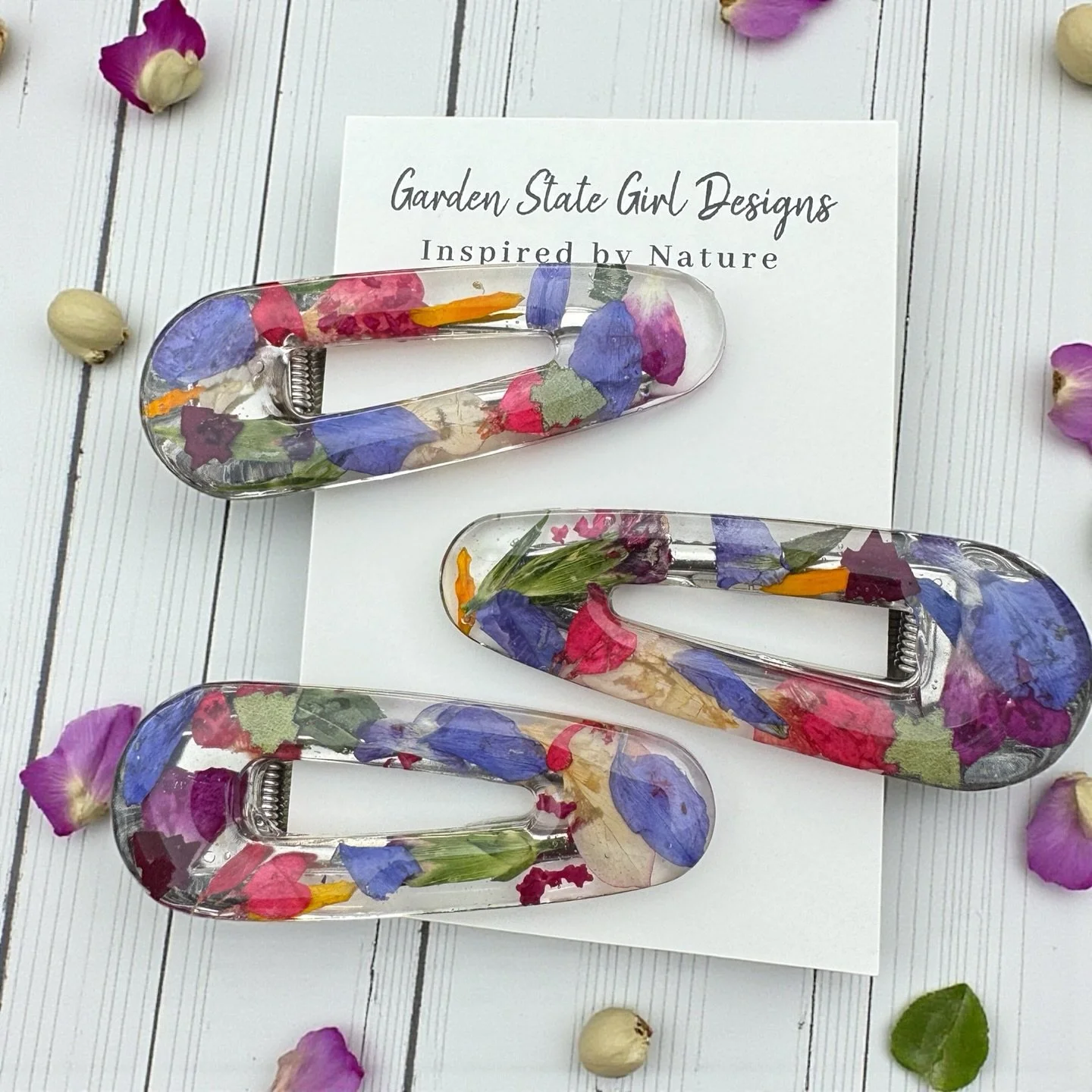 #botanical #wearableart #gardenstate #hypoallergenic #unique #oneofakind #gardenstate #jewelry #earrings #necklaces #bracelets #hairaccessories #bookmarks #suncatchers #crafts #realflowerjewelry
#birthmonthflowers #flowerrings #shopsmall #floralframe