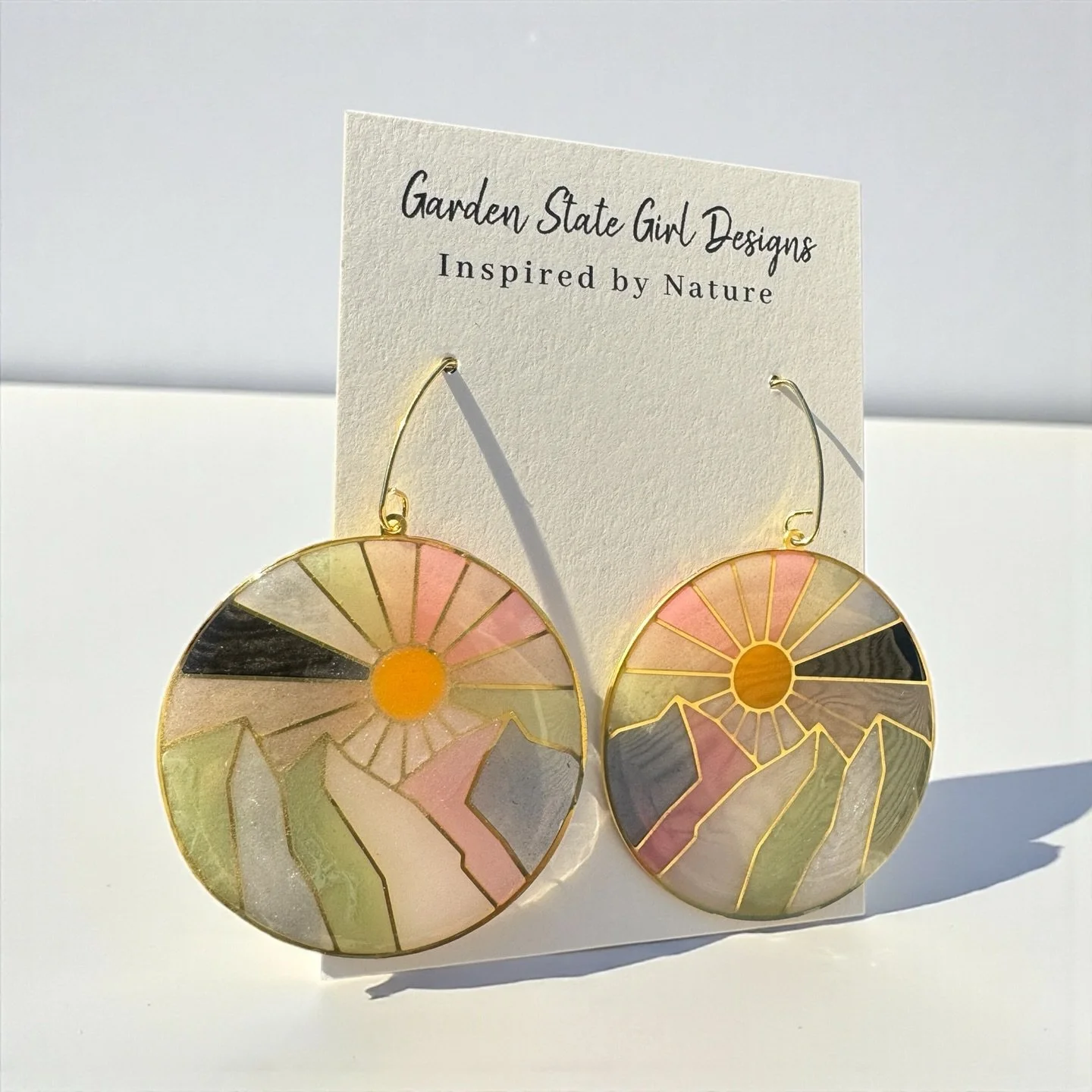 #botanical #wearableart #gardenstate #hypoallergenic #unique #oneofakind #gardenstate #jewelry #earrings #necklaces #bracelets #hairaccessories #bookmarks #suncatchers #crafts #realflowerjewelry
#birthmonthflowers #flowerrings #shopsmall #floralframe