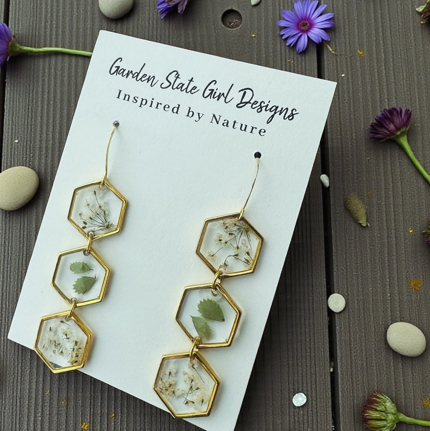 #botanical #wearableart #gardenstate #hypoallergenic #unique #oneofakind #gardenstate #jewelry #earrings #necklaces #bracelets #hairaccessories #bookmarks #suncatchers #crafts #realflowerjewelry
#birthmonthflowers #flowerrings #shopsmall #floralframe