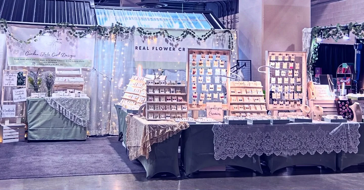 Here we go! We had a wonderful day with PHS members and the show is STUNNING 😍 Don&rsquo;t forget to visit us at booth 112 🌸❤️ @phsgardening