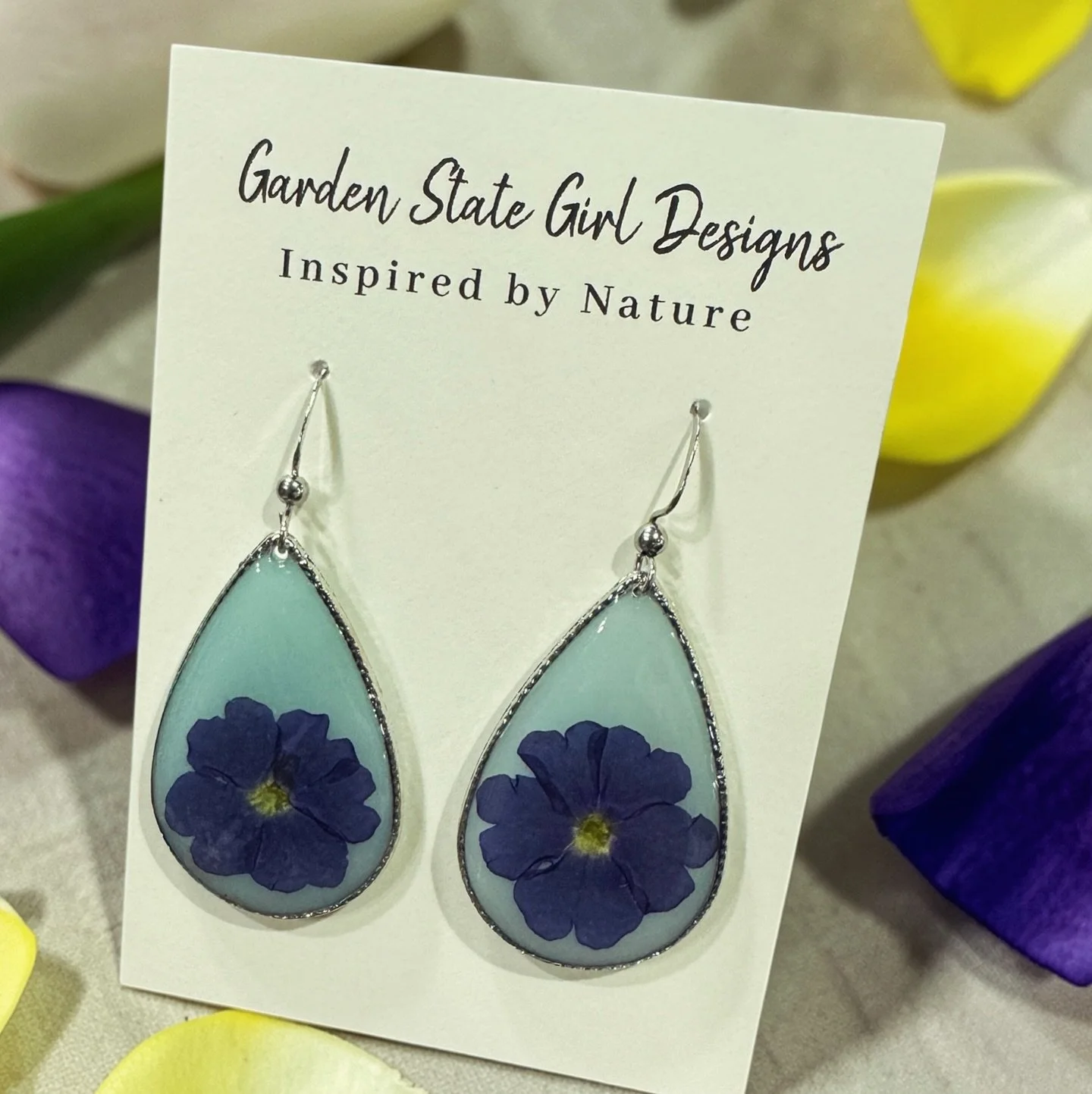#botanical #wearableart #gardenstate #hypoallergenic #unique #oneofakind #gardenstate #jewelry #earrings #necklaces #bracelets #hairaccessories #bookmarks #suncatchers #crafts #realflowerjewelry
#birthmonthflowers #flowerrings #shopsmall #floralframe