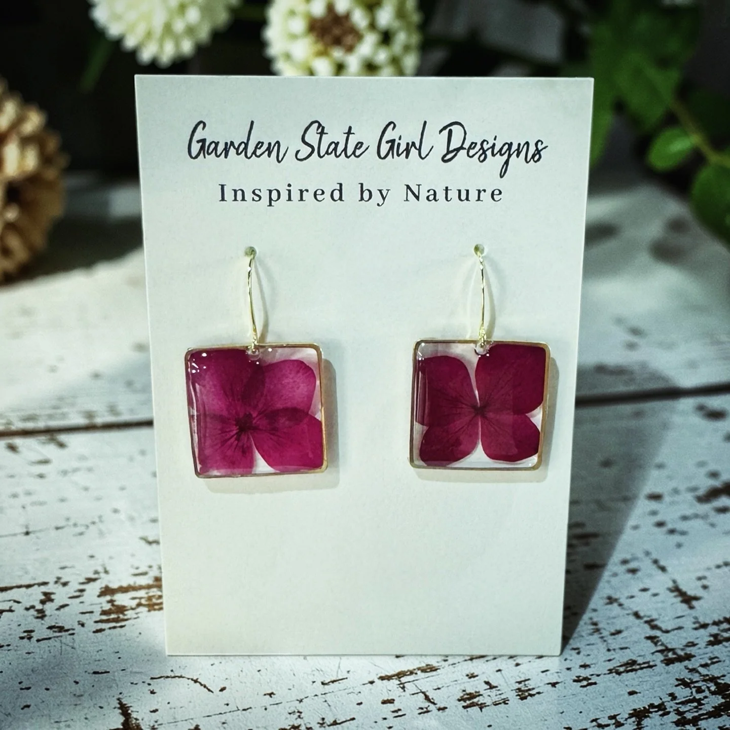 #botanical #wearableart #gardenstate #hypoallergenic #unique #oneofakind #gardenstate #jewelry #earrings #necklaces #bracelets #hairaccessories #bookmarks #suncatchers #crafts #realflowerjewelry
#birthmonthflowers #flowerrings #shopsmall #floralframe