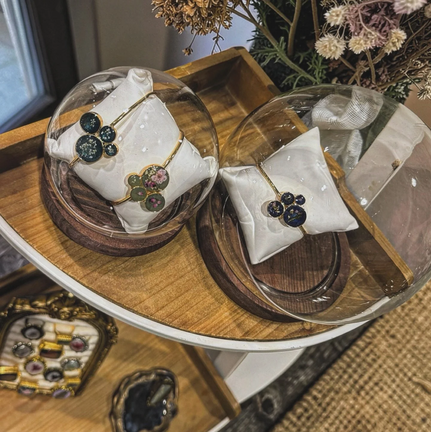 #botanical #wearableart #gardenstate #hypoallergenic #unique #oneofakind #gardenstate #jewelry #earrings #necklaces #bracelets #hairaccessories #bookmarks #suncatchers #crafts #realflowerjewelry
#birthmonthflowers #flowerrings #shopsmall #floralframe