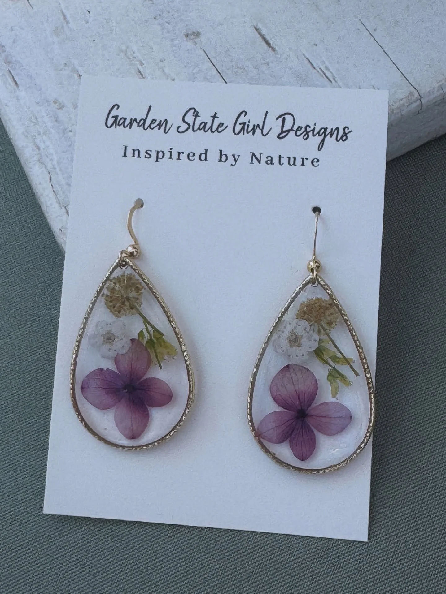 #botanical #wearableart #gardenstate #hypoallergenic #unique #oneofakind #gardenstate #jewelry #earrings #necklaces #bracelets #hairaccessories #bookmarks #suncatchers #crafts #realflowerjewelry
#birthmonthflowers #flowerrings #shopsmall #floralframe
