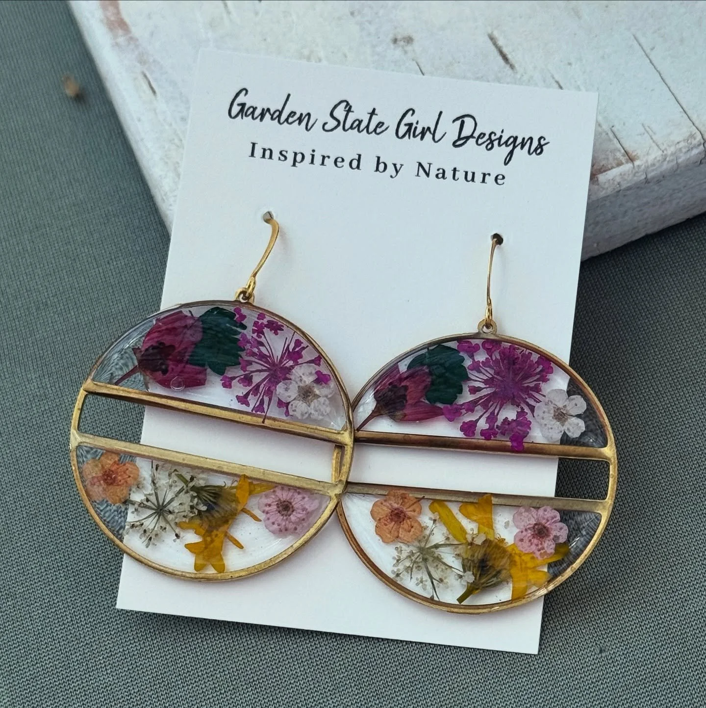 #botanical #wearableart #gardenstate #hypoallergenic #unique #oneofakind #gardenstate #jewelry #earrings #necklaces #bracelets #hairaccessories #bookmarks #suncatchers #crafts #realflowerjewelry
#birthmonthflowers #flowerrings #shopsmall #floralframe