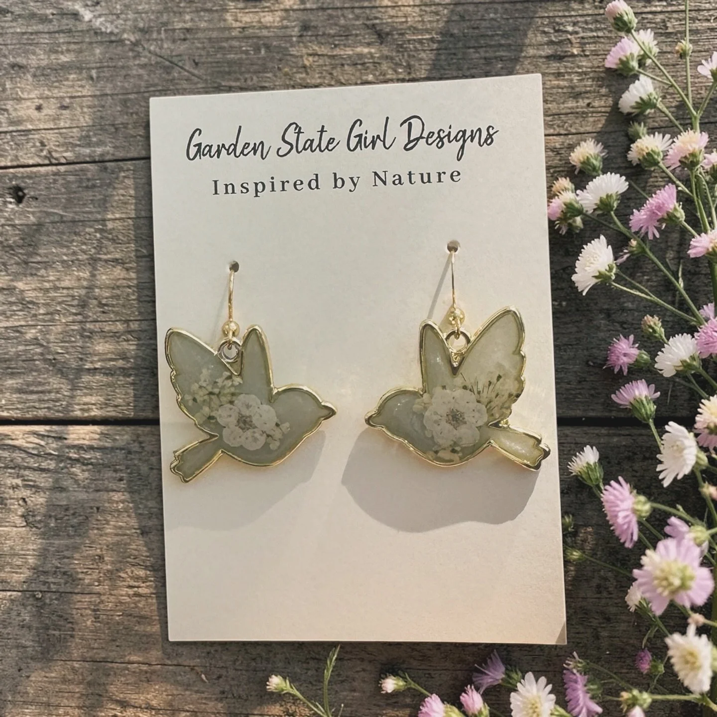 #botanical #wearableart #gardenstate #hypoallergenic #unique #oneofakind #gardenstate #jewelry #earrings #necklaces #bracelets #hairaccessories #bookmarks #suncatchers #crafts #realflowerjewelry
#birthmonthflowers #flowerrings #shopsmall #floralframe
