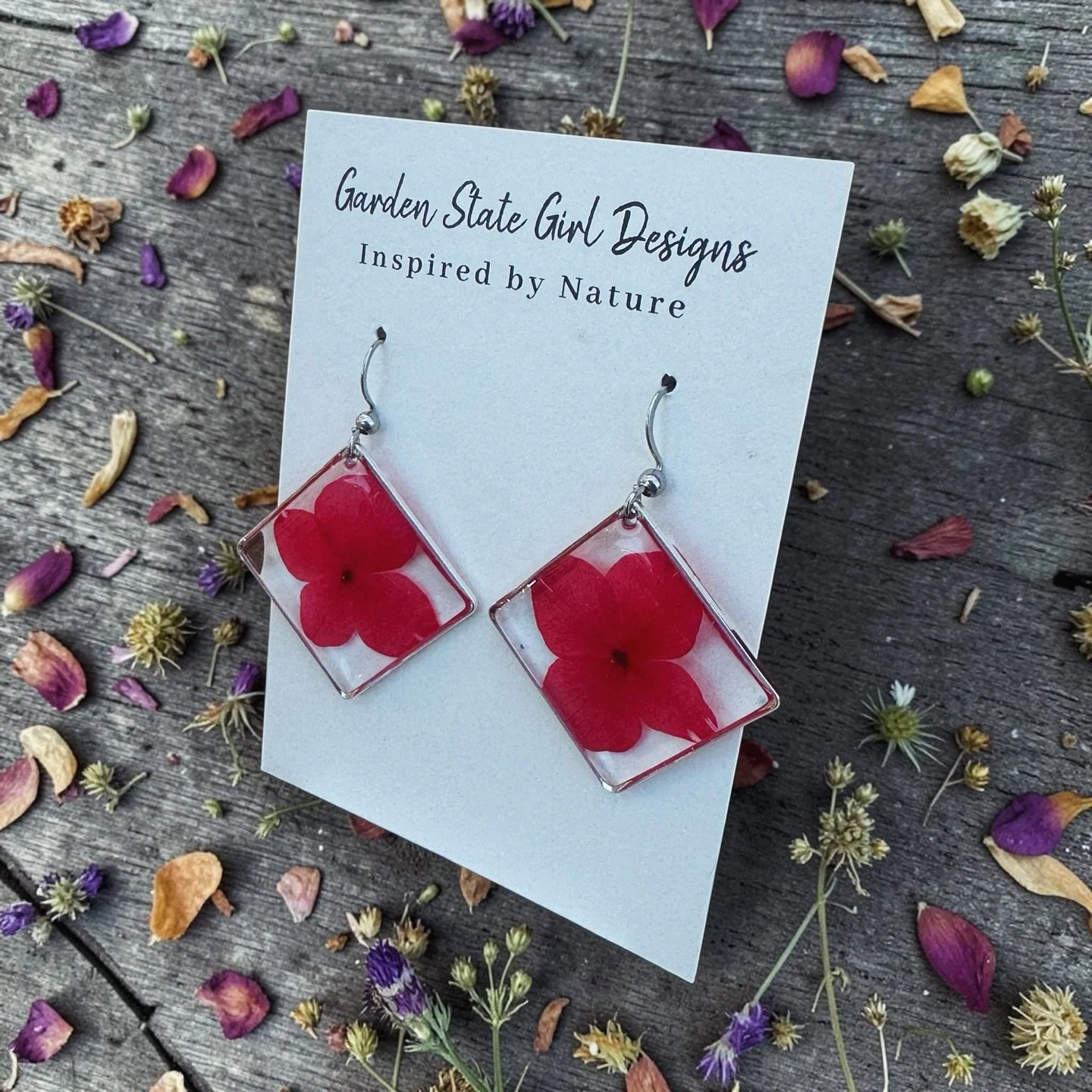 #botanical #wearableart #gardenstate #hypoallergenic #unique #oneofakind #gardenstate #jewelry #earrings #necklaces #bracelets #hairaccessories #bookmarks #suncatchers #crafts #realflowerjewelry
#birthmonthflowers #flowerrings #shopsmall #floralframe