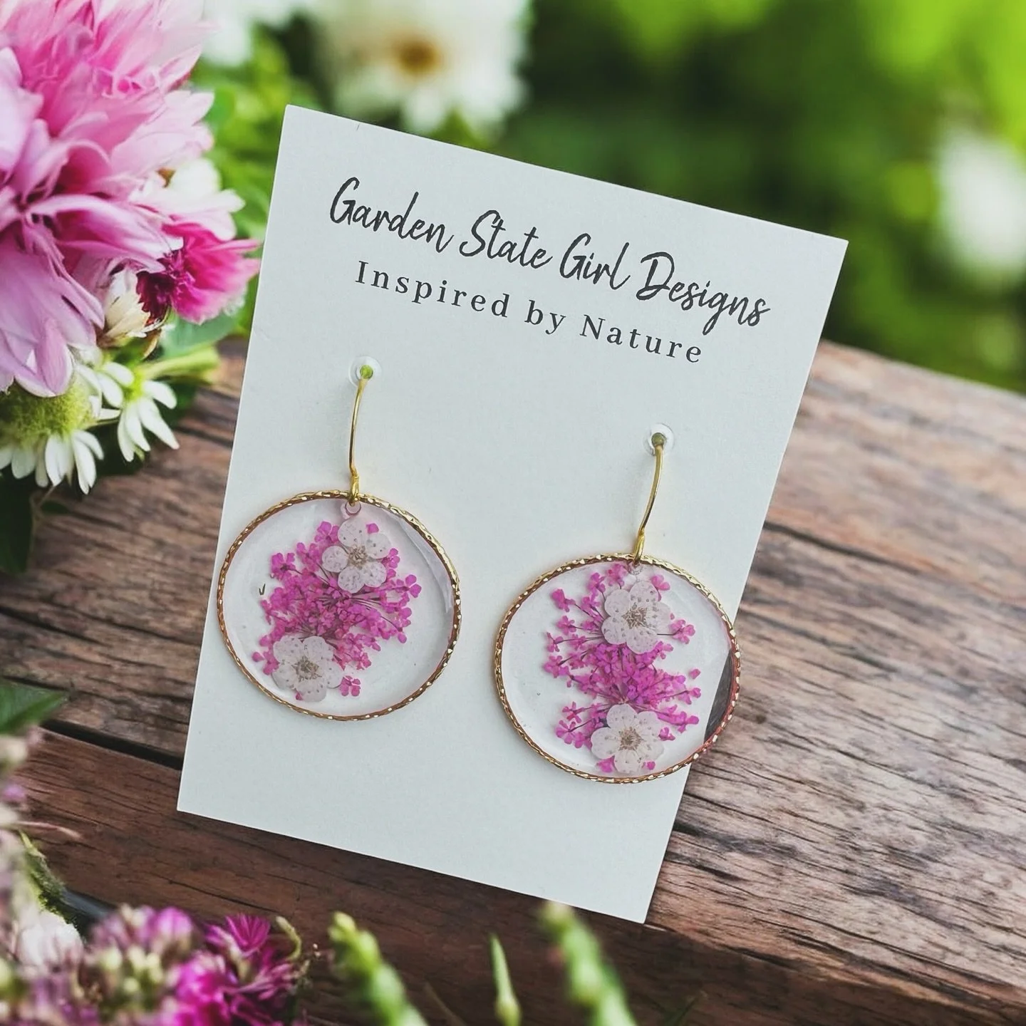#botanical #wearableart #gardenstate #hypoallergenic #unique #oneofakind #gardenstate #jewelry #earrings #necklaces #bracelets #hairaccessories #bookmarks #suncatchers #crafts #realflowerjewelry
#birthmonthflowers #flowerrings #shopsmall #floralframe