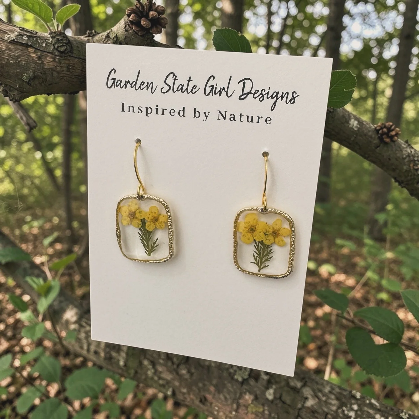 #botanical #wearableart #gardenstate #hypoallergenic #unique #oneofakind #gardenstate #jewelry #earrings #necklaces #bracelets #hairaccessories #bookmarks #suncatchers #crafts #realflowerjewelry
#birthmonthflowers #flowerrings #shopsmall #floralframe