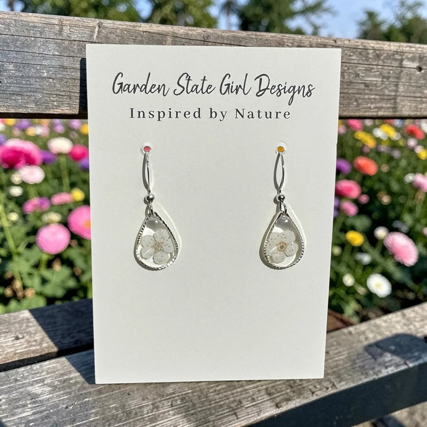 #botanical #wearableart #gardenstate #hypoallergenic #unique #oneofakind #gardenstate #jewelry #earrings #necklaces #bracelets #hairaccessories #bookmarks #suncatchers #crafts #realflowerjewelry
#birthmonthflowers #flowerrings #shopsmall #floralframe
