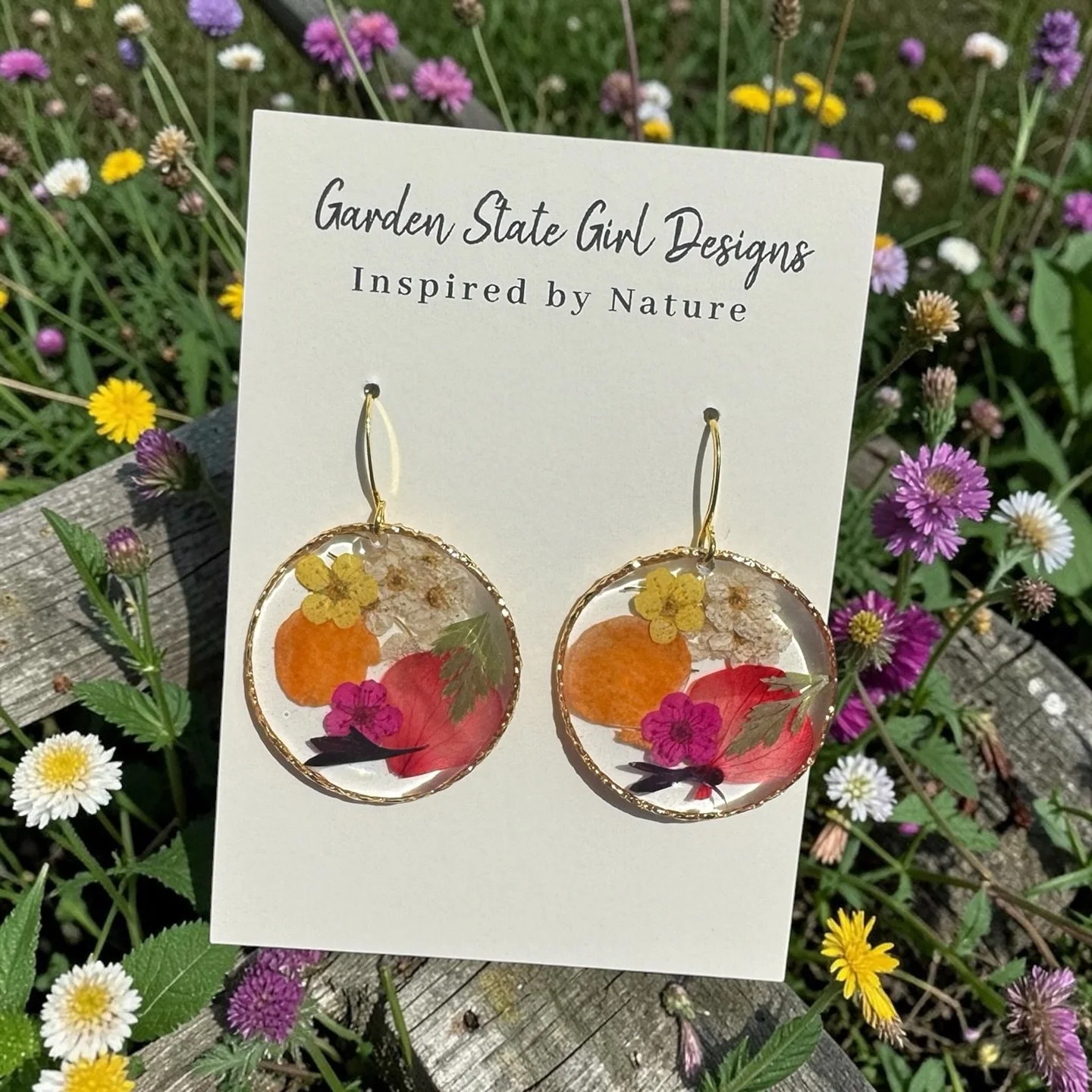#botanical #wearableart #gardenstate #hypoallergenic #unique #oneofakind #gardenstate #jewelry #earrings #necklaces #bracelets #hairaccessories #bookmarks #suncatchers #crafts #realflowerjewelry
#birthmonthflowers #flowerrings #shopsmall #floralframe