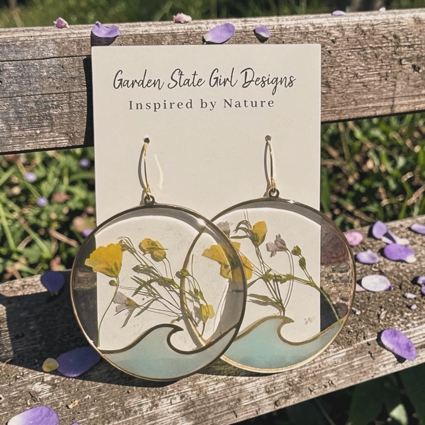 #botanical #wearableart #gardenstate #hypoallergenic #unique #oneofakind #gardenstate #jewelry #earrings #necklaces #bracelets #hairaccessories #bookmarks #suncatchers #crafts #realflowerjewelry
#birthmonthflowers #flowerrings #shopsmall #floralframe