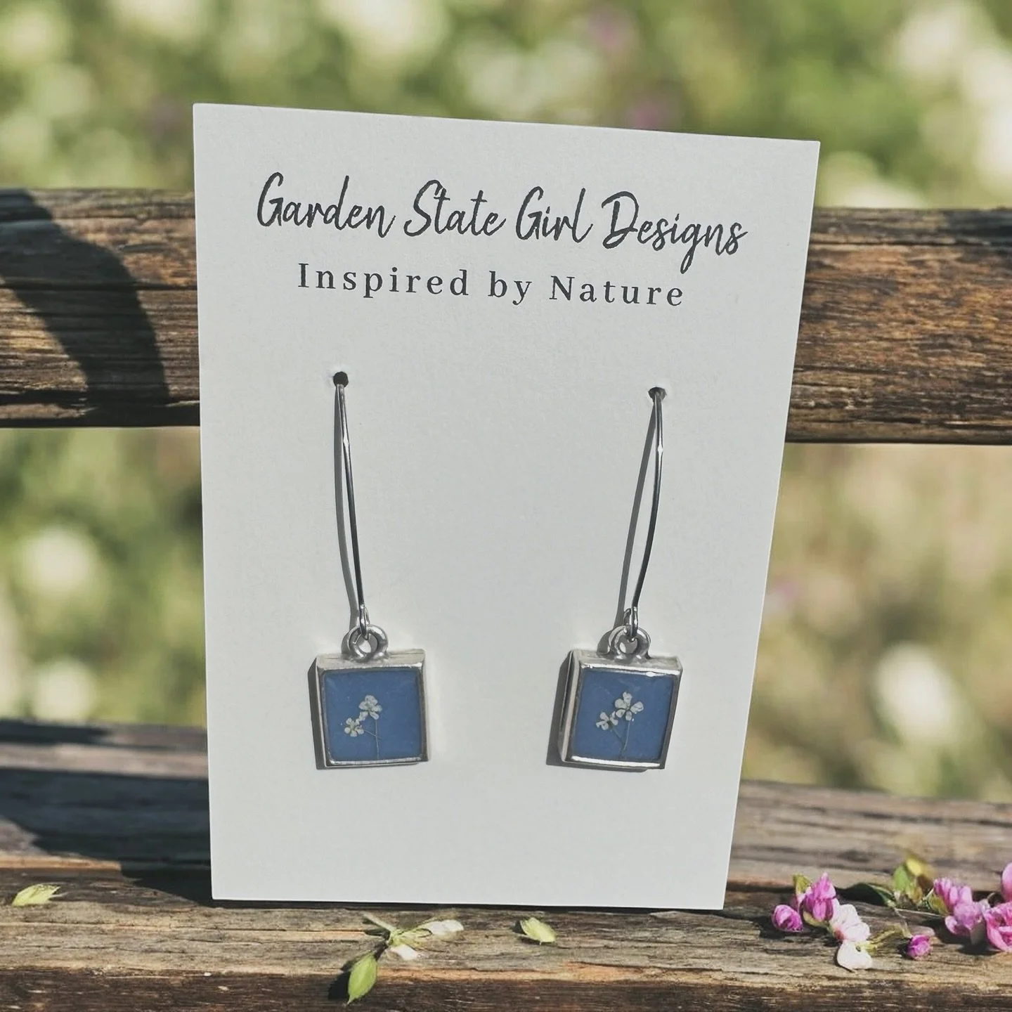 #botanical #wearableart #gardenstate #hypoallergenic #unique #oneofakind #gardenstate #jewelry #earrings #necklaces #bracelets #hairaccessories #bookmarks #suncatchers #crafts #realflowerjewelry
#birthmonthflowers #flowerrings #shopsmall #floralframe