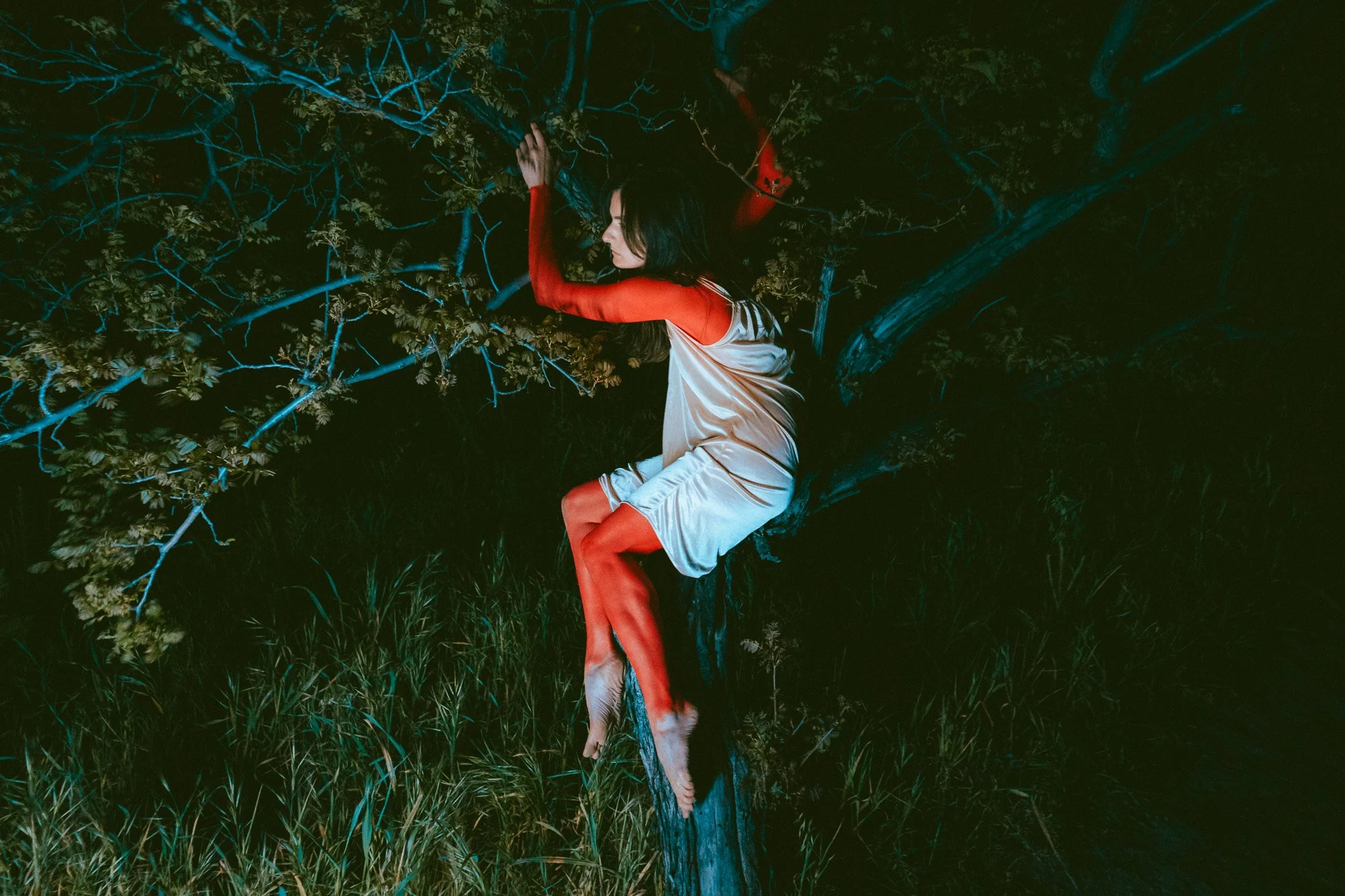 Roe Kapara cover art photo shoot with Frances in frame