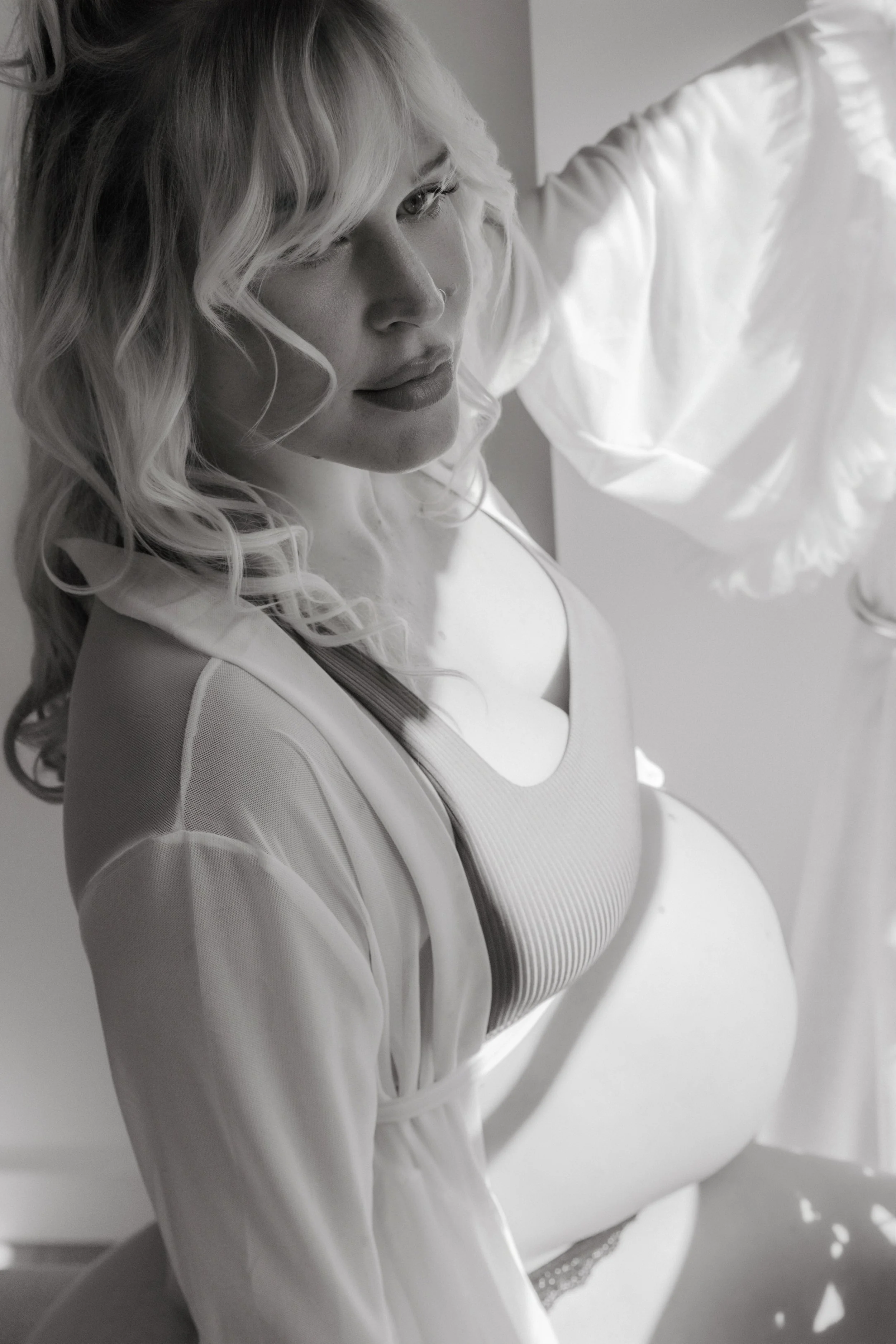 nyc-maternity-family-portrait-lifestyle-in-home-brooklyn-maison-mancel.jpg