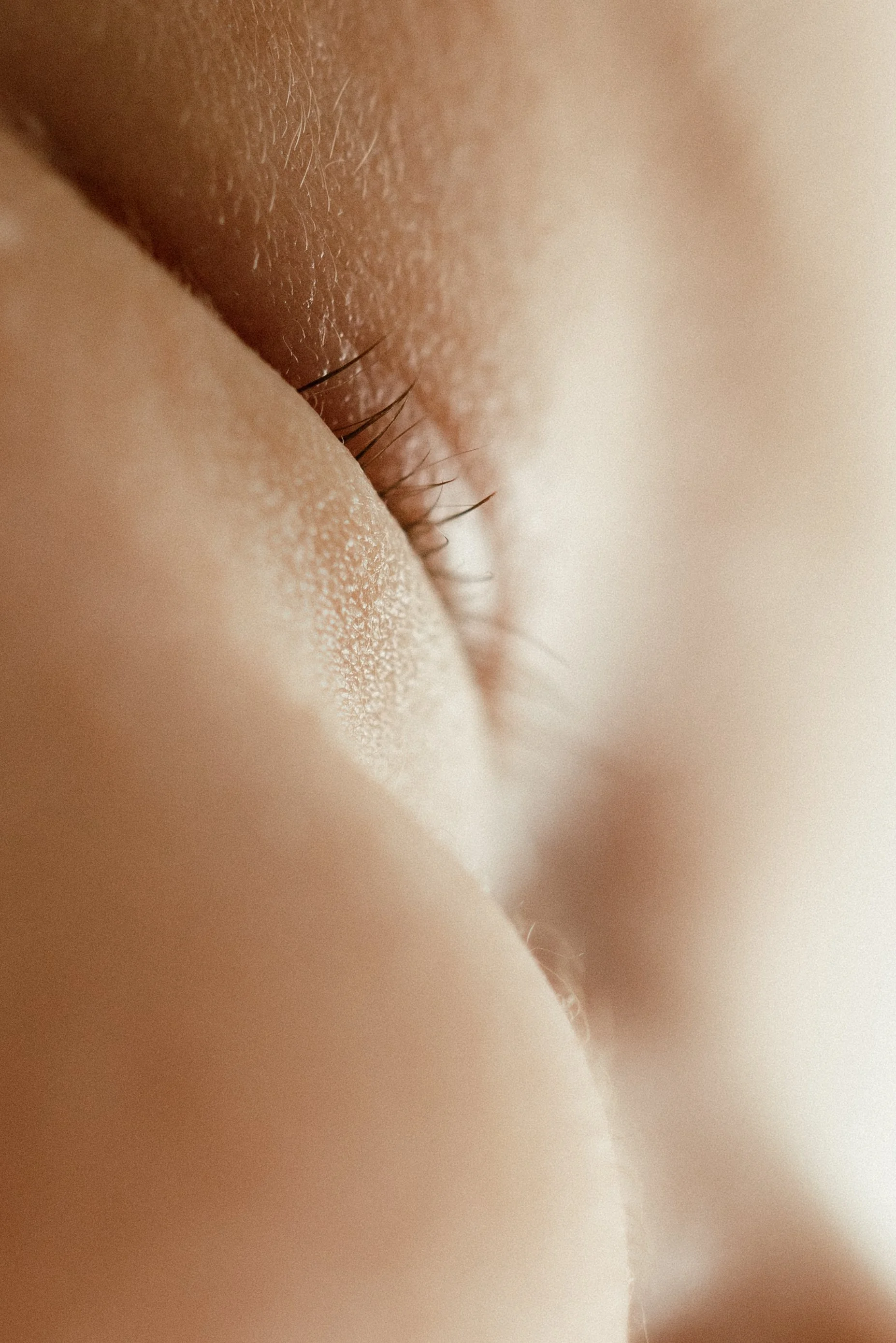 Close-up of a newborn's closed eye with detailed skin texture and eyelashes, photographed by Maison Mancel in-studio in NYC.