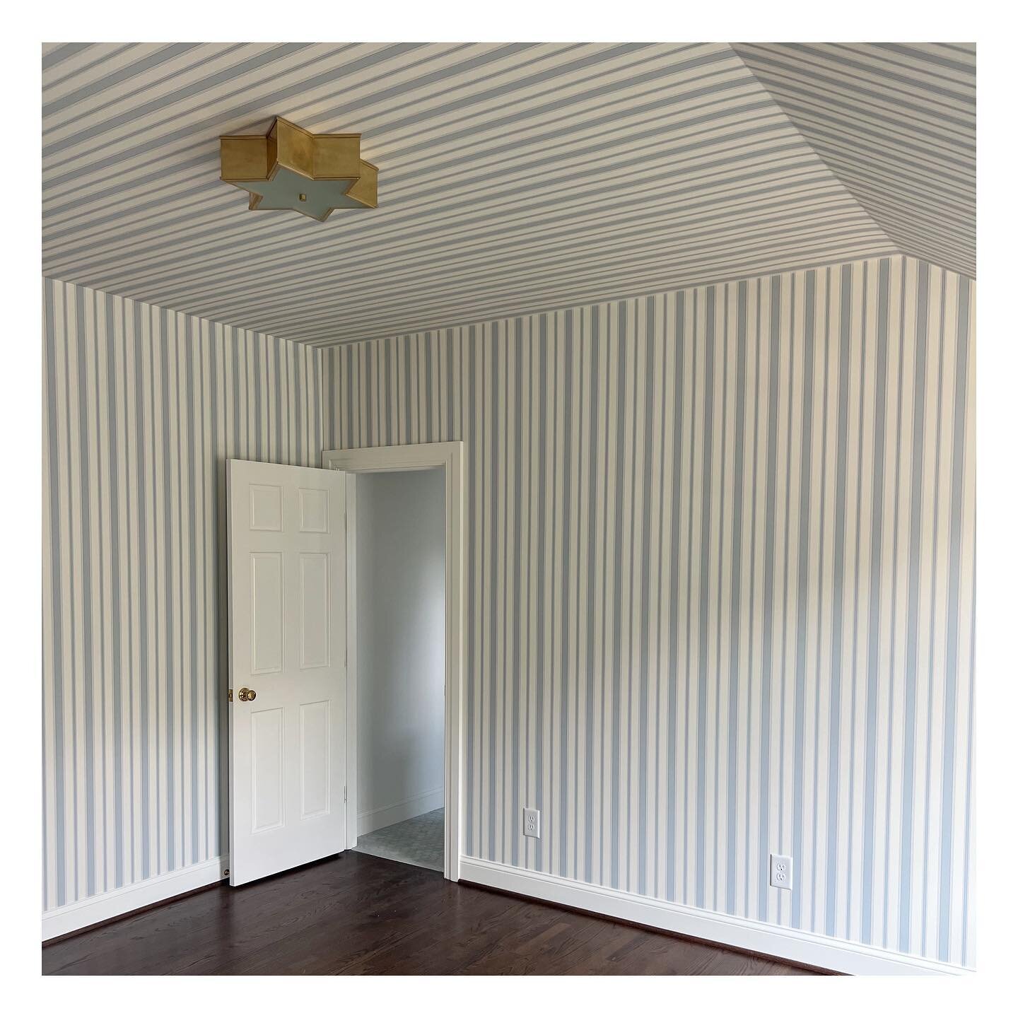 A tented striped bedroom perfect for a newly minted one year old to grow into. 💙 #lindsayspeaceinteriordesign