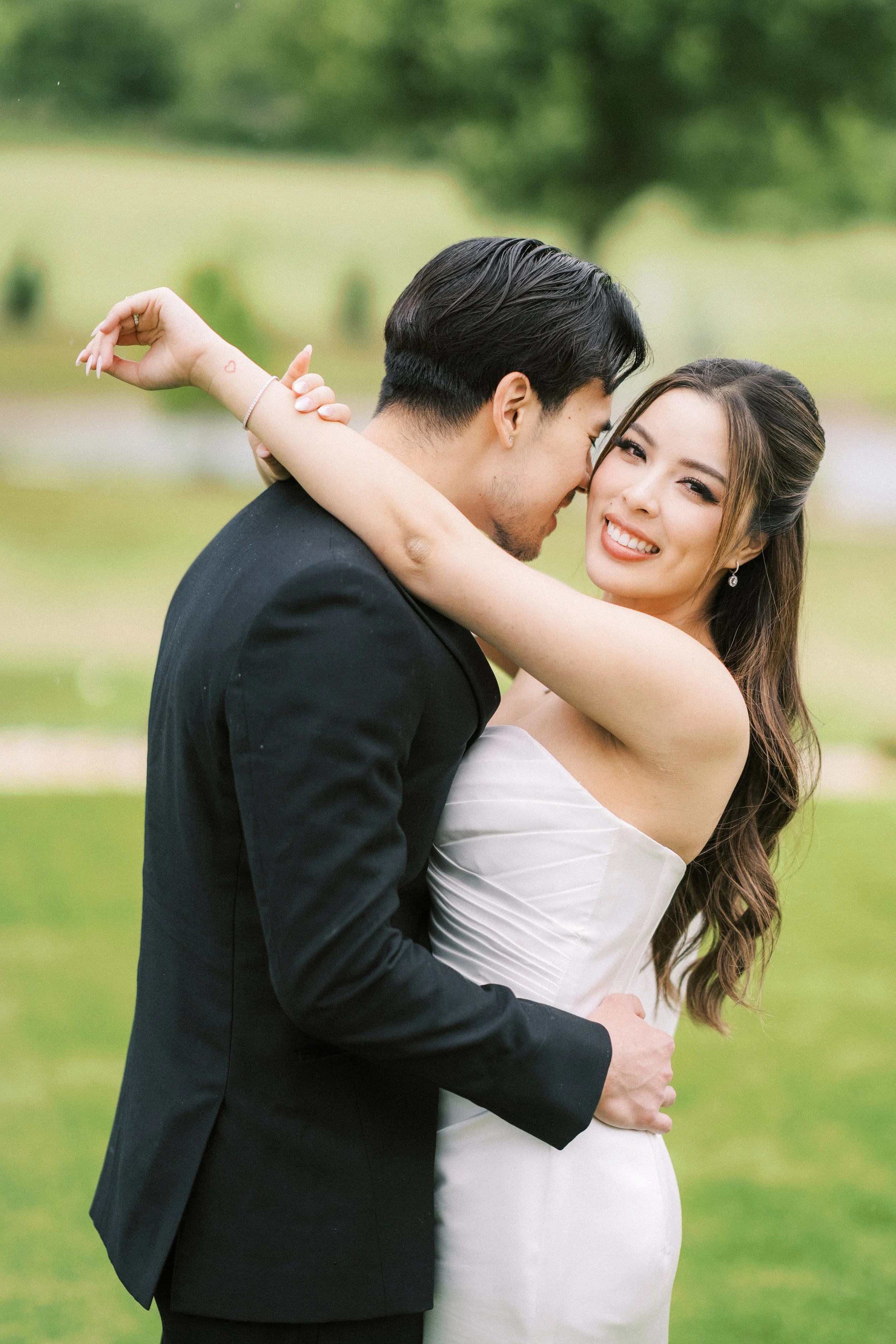 Beautiful Vietnamese wedding photography at Chateau Joli Venue in Dallas, Texas, captured by a Dallas wedding photographer. This elegant celebration features traditional Vietnamese wedding moments, romantic portraits, and timeless imagery honoring cu