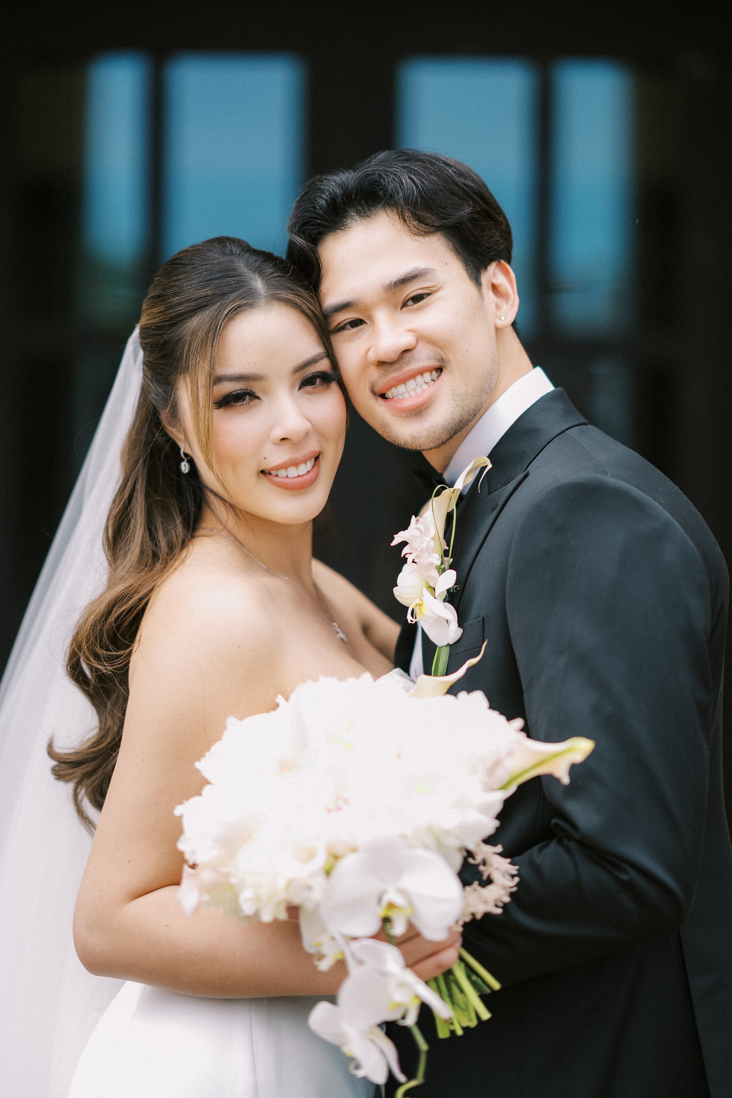 Beautiful Vietnamese wedding photography at Chateau Joli Venue in Dallas, Texas, captured by a Dallas wedding photographer. This elegant celebration features traditional Vietnamese wedding moments, romantic portraits, and timeless imagery honoring cu