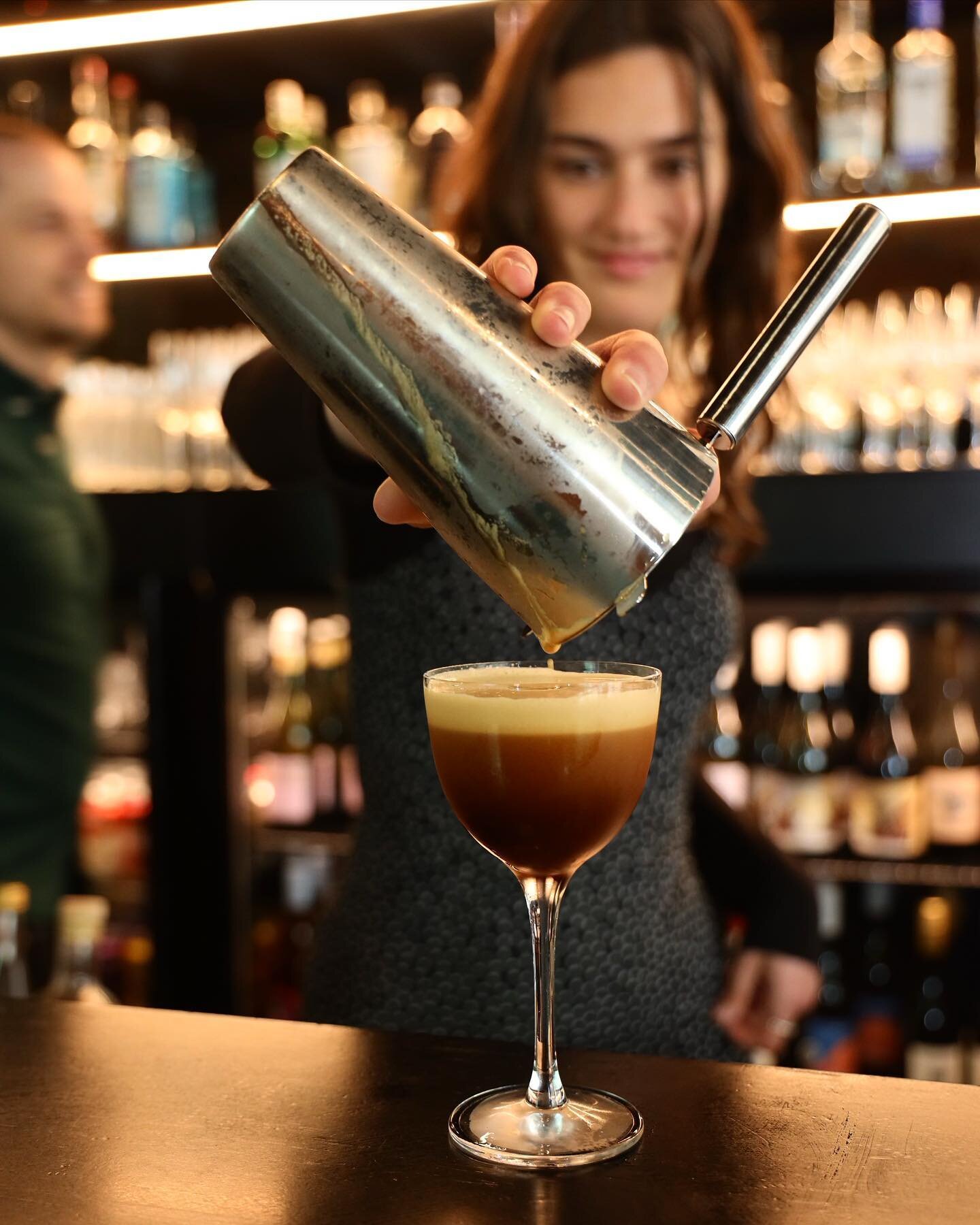 Pouring our last drops before the long weekend&hellip;🤎🤎Closed for choccy holidays, back open Tuesday! 🐰🤎🤎
#lanesedgewinebar #melbournewinebar #bourkestreetmelbourne #melbournecbdbars